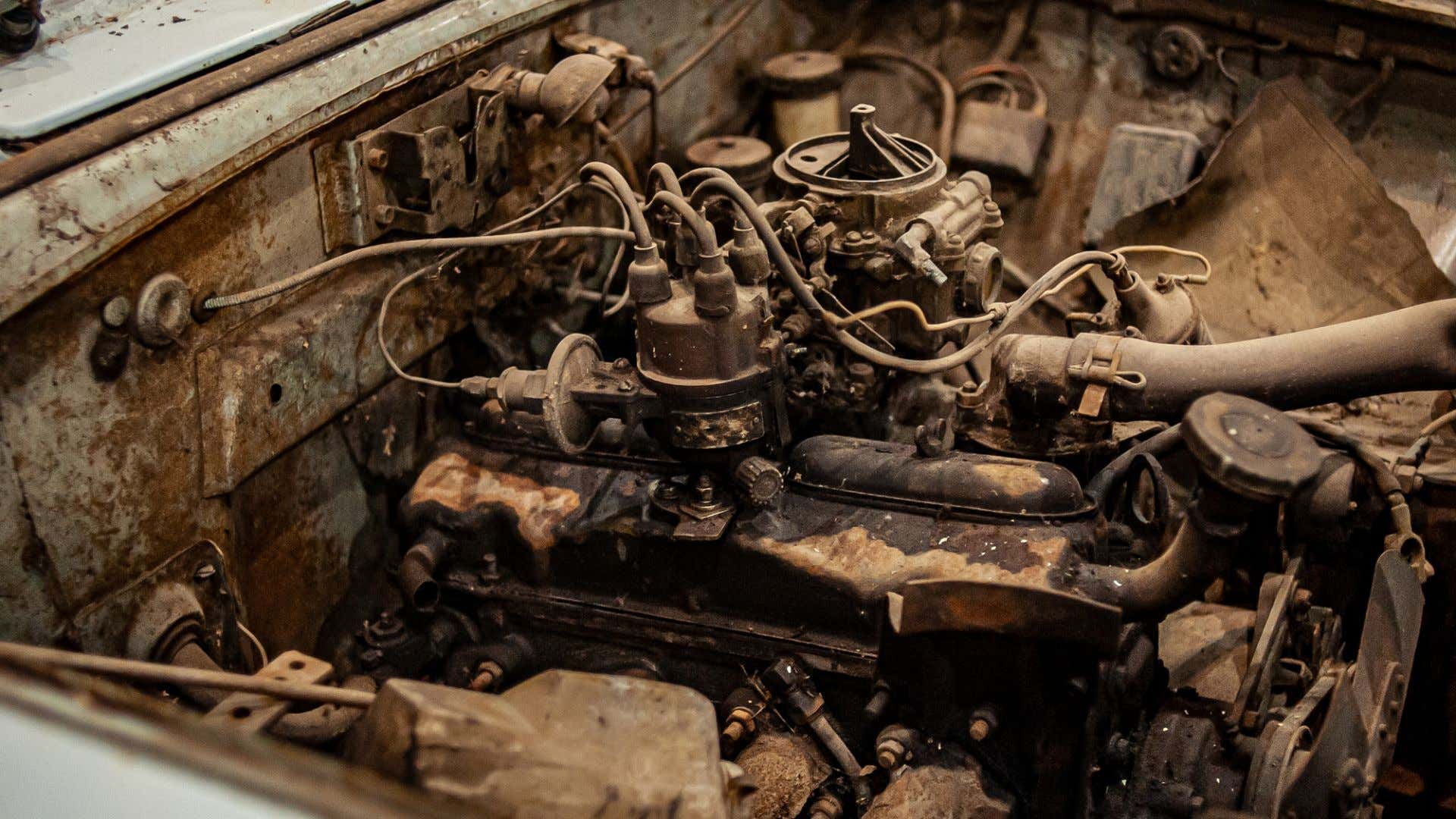 A very dirty, rusting engine. 一个非常脏,生锈的发动机。