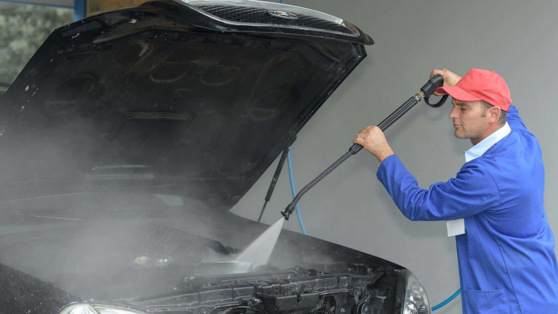 Powerwashing an engine bay. 对发动机舱进行动力清洗。