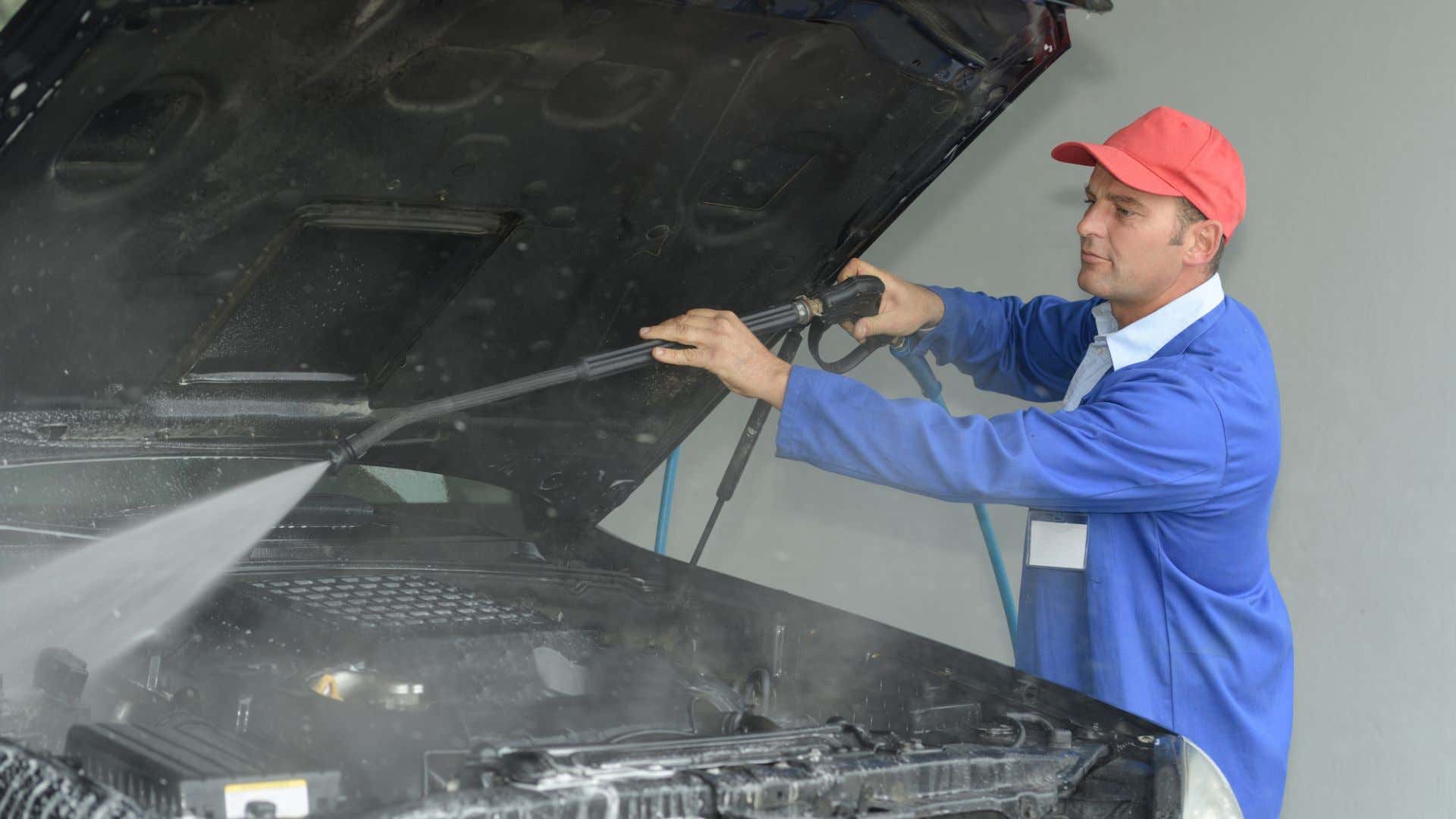 Cleaning an engine bay 101. 清洗101号发动机舱。