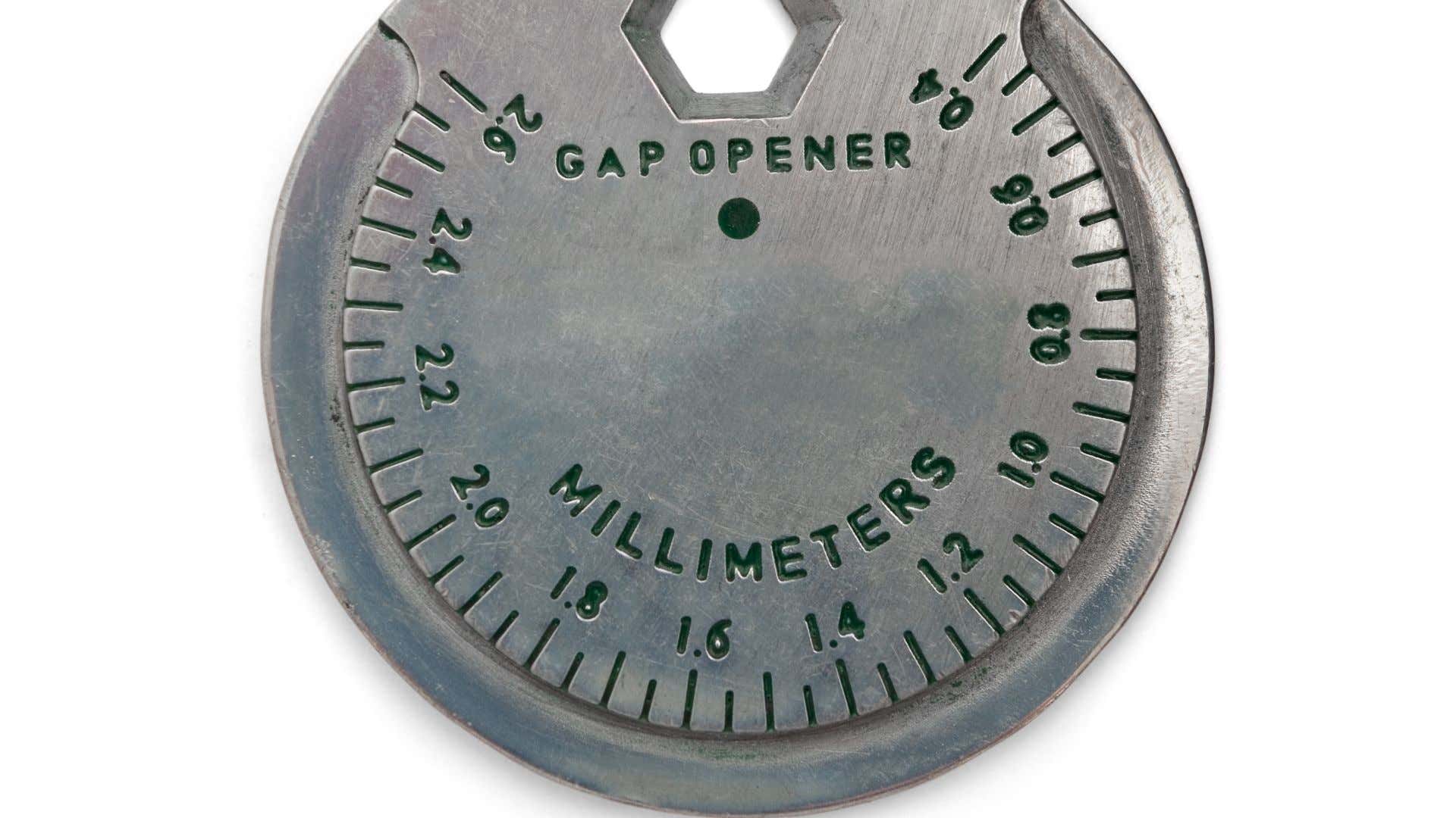 A spark plug gap tool. 火花塞间隙工具。