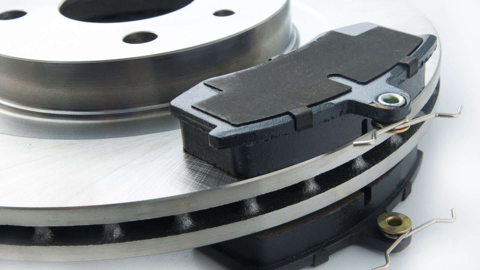 A rotor and set of brake pads. 转子和一组刹车片。