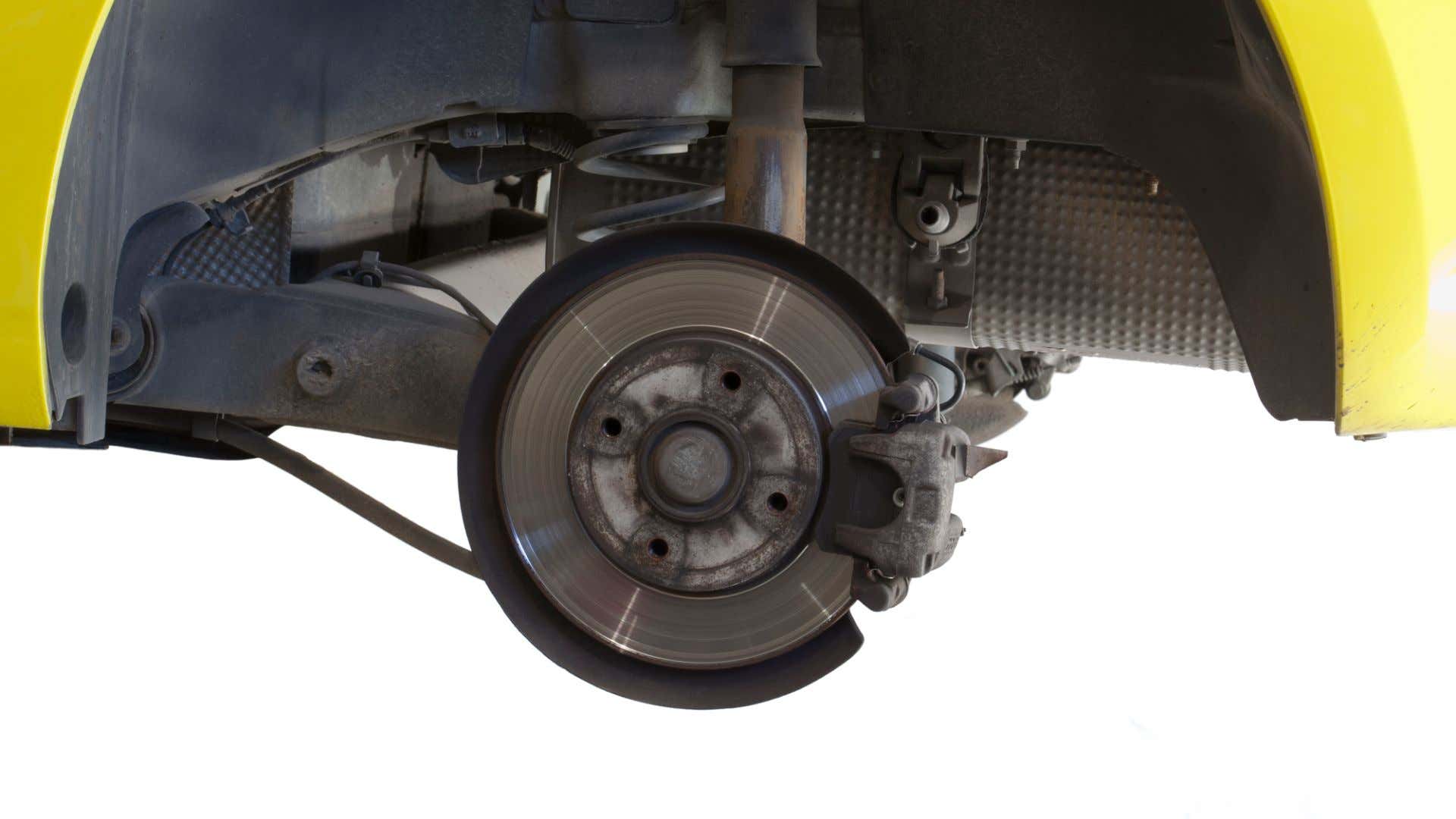 The wheel removed and the brakes accessible. 车轮移除并刹车可访问。