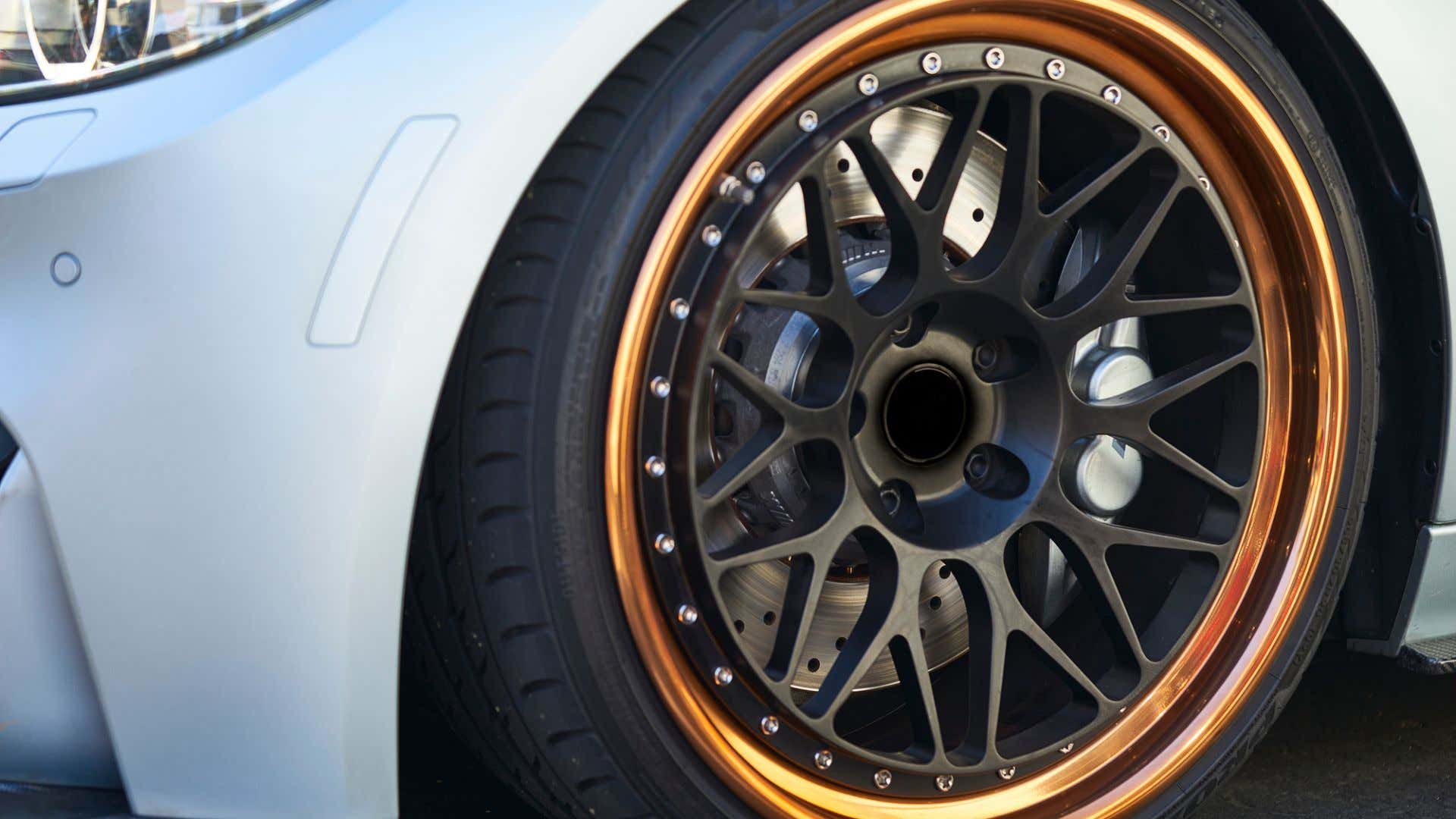 BMW brakes seen through its aftermarket wheel. 通过其售后轮毂看到的BMW制动器。