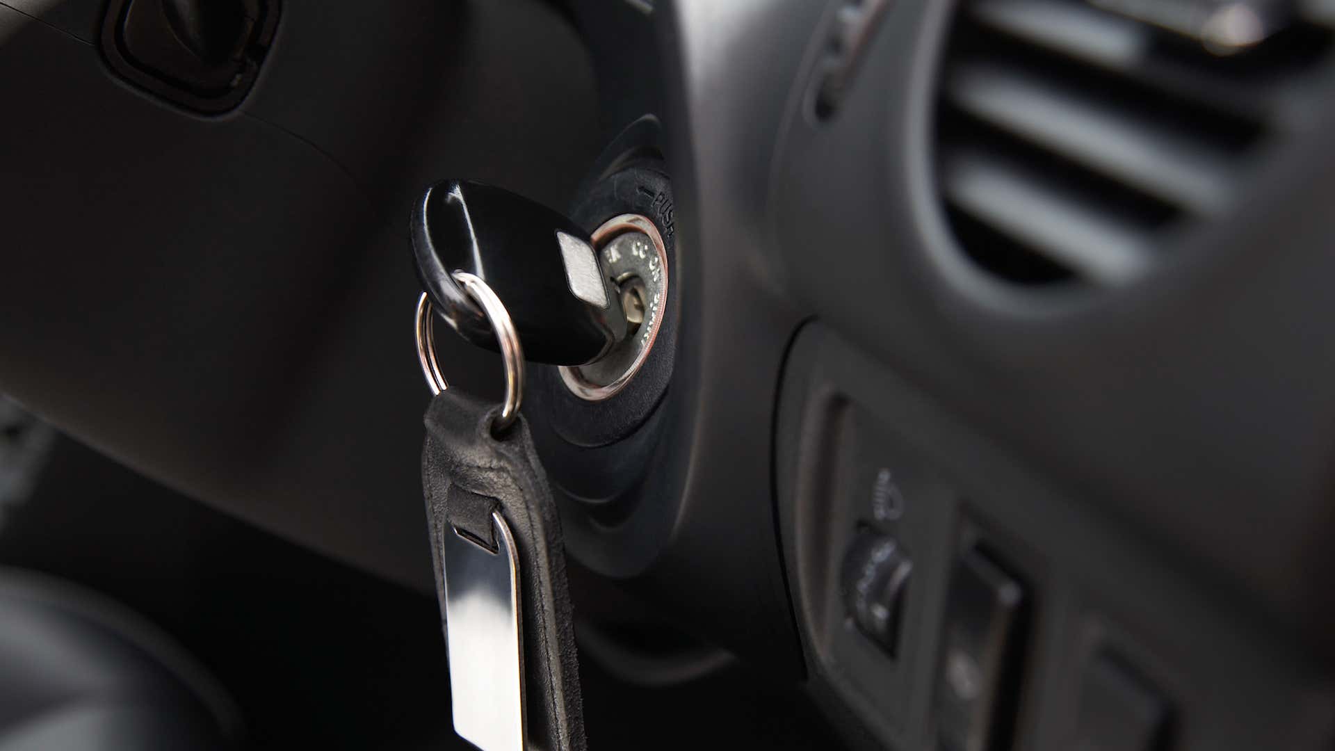 Replacing the ignition and key are the best way out of this mess. 更换点火和键是解决这一混乱的最佳方式。