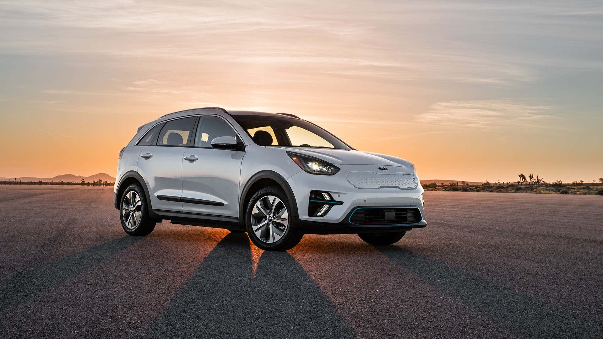 A 2020 Kia Niro PHEV poses in front of a sunset. 2020年起亚尼罗Phev在日落前摆放。