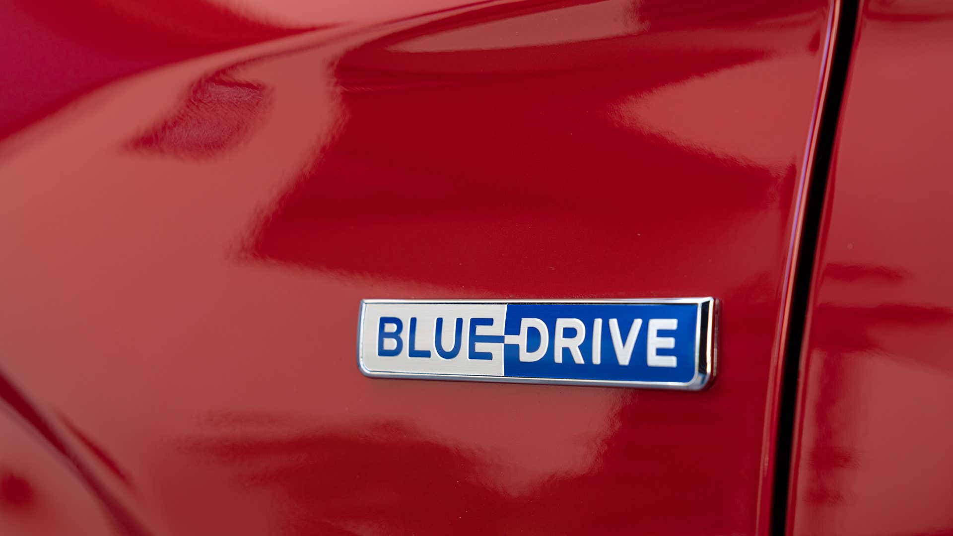 A Hyundai Blue Drive badge. 现代蓝色驱动徽章。