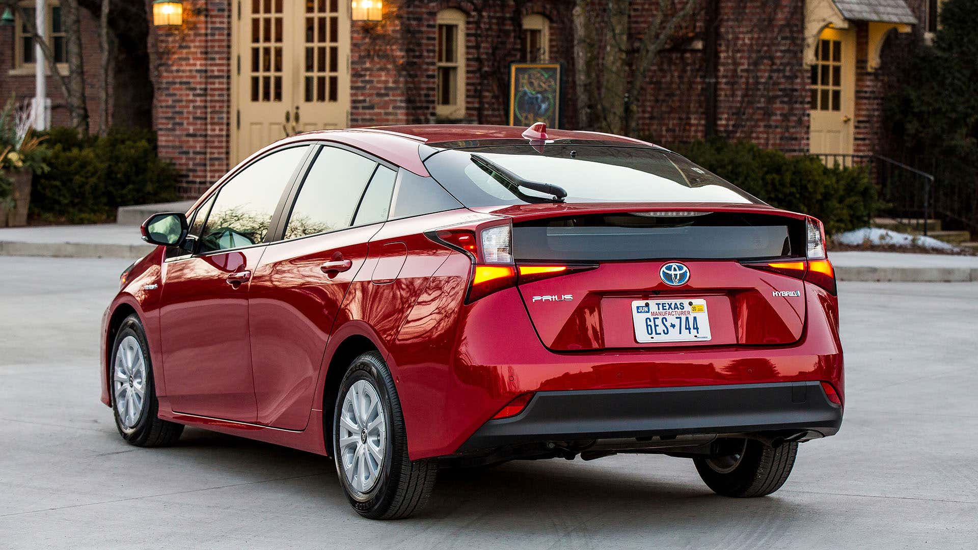 The rear of the 2020 Toyota Prius. 2020丰田普锐斯的后部。