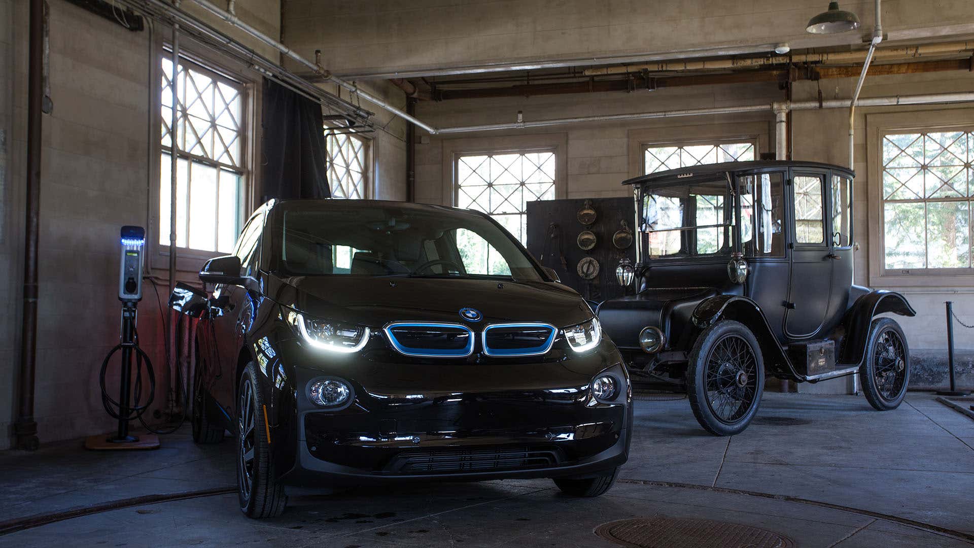 The BMW i3 poses next to a classic model. BMW i3在经典模型旁边摆姿势。