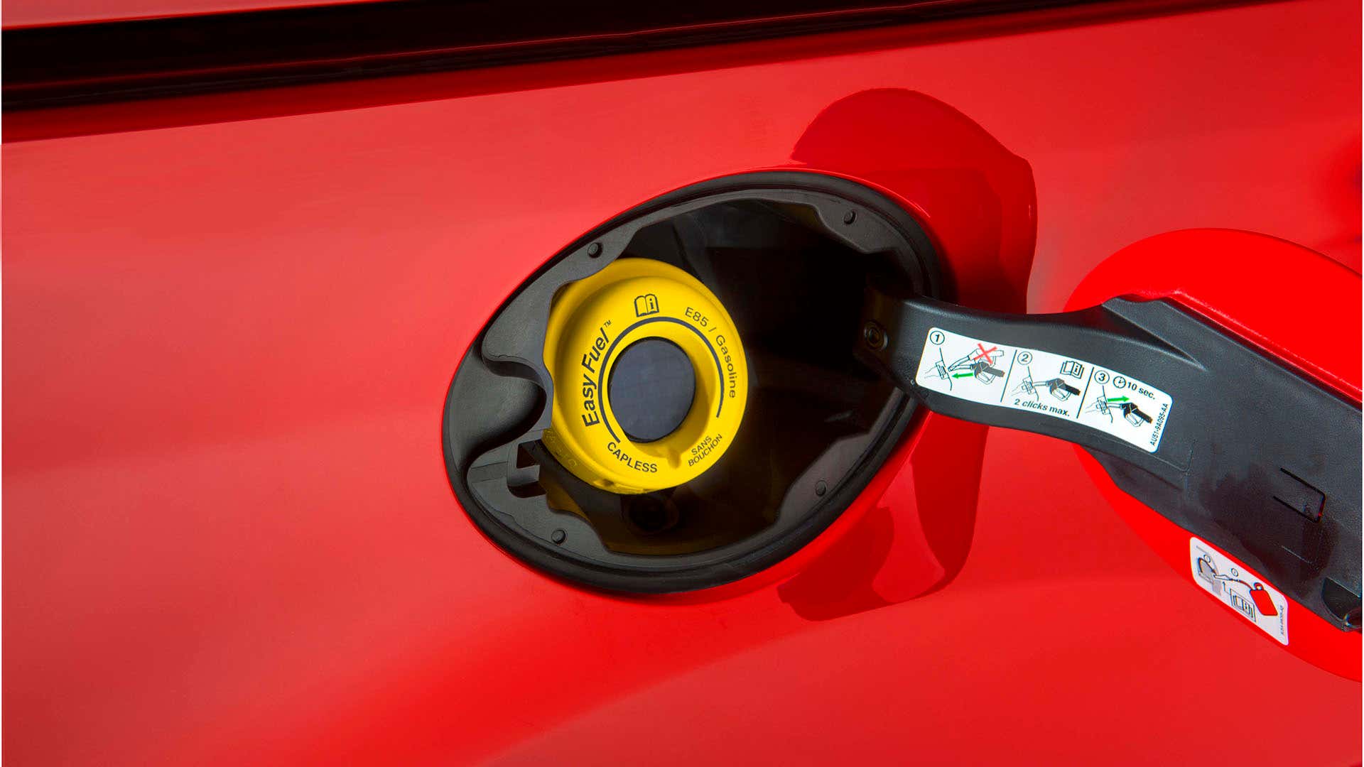 A 2016 Ford Transit Connect with a yellow E85 fuel label. 一辆带有黄色E85燃料标签的2016年福特捷运Connect。