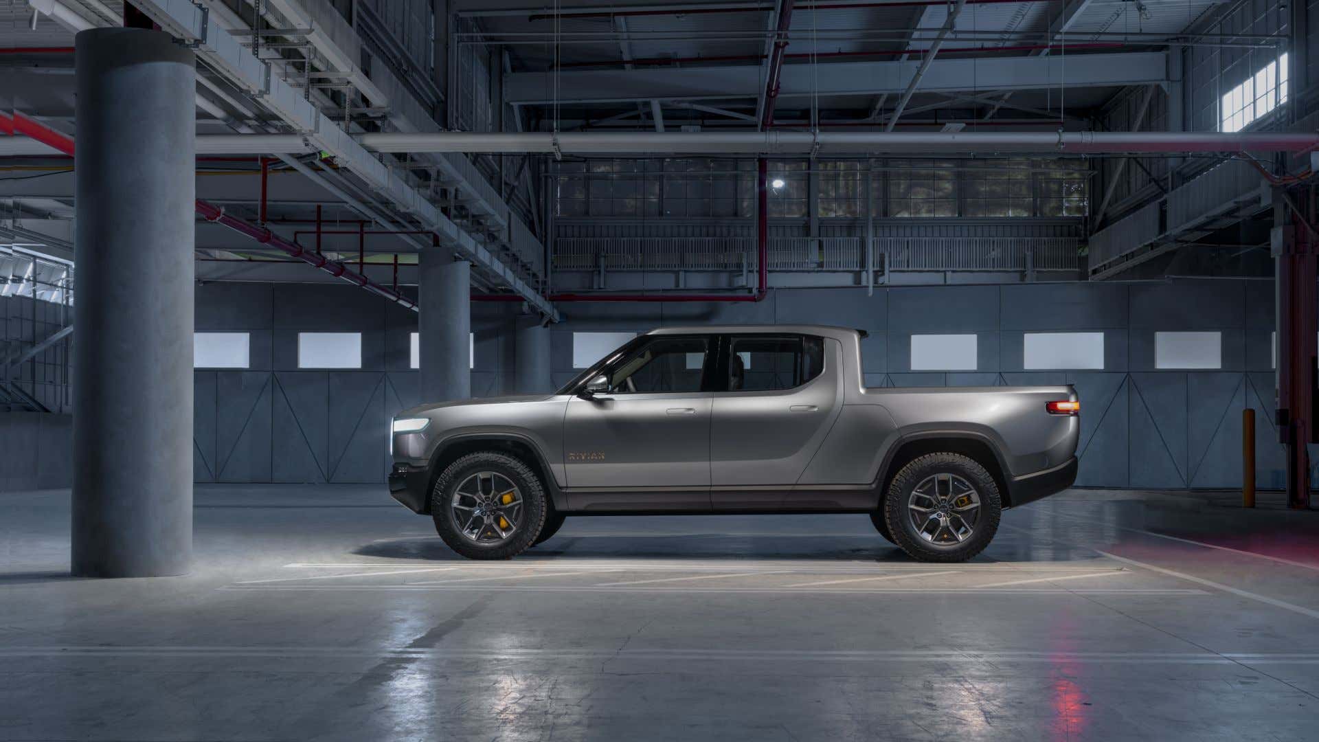 Rivian's R1T in the factory where it will be built. Rivian的R1T在工厂里。