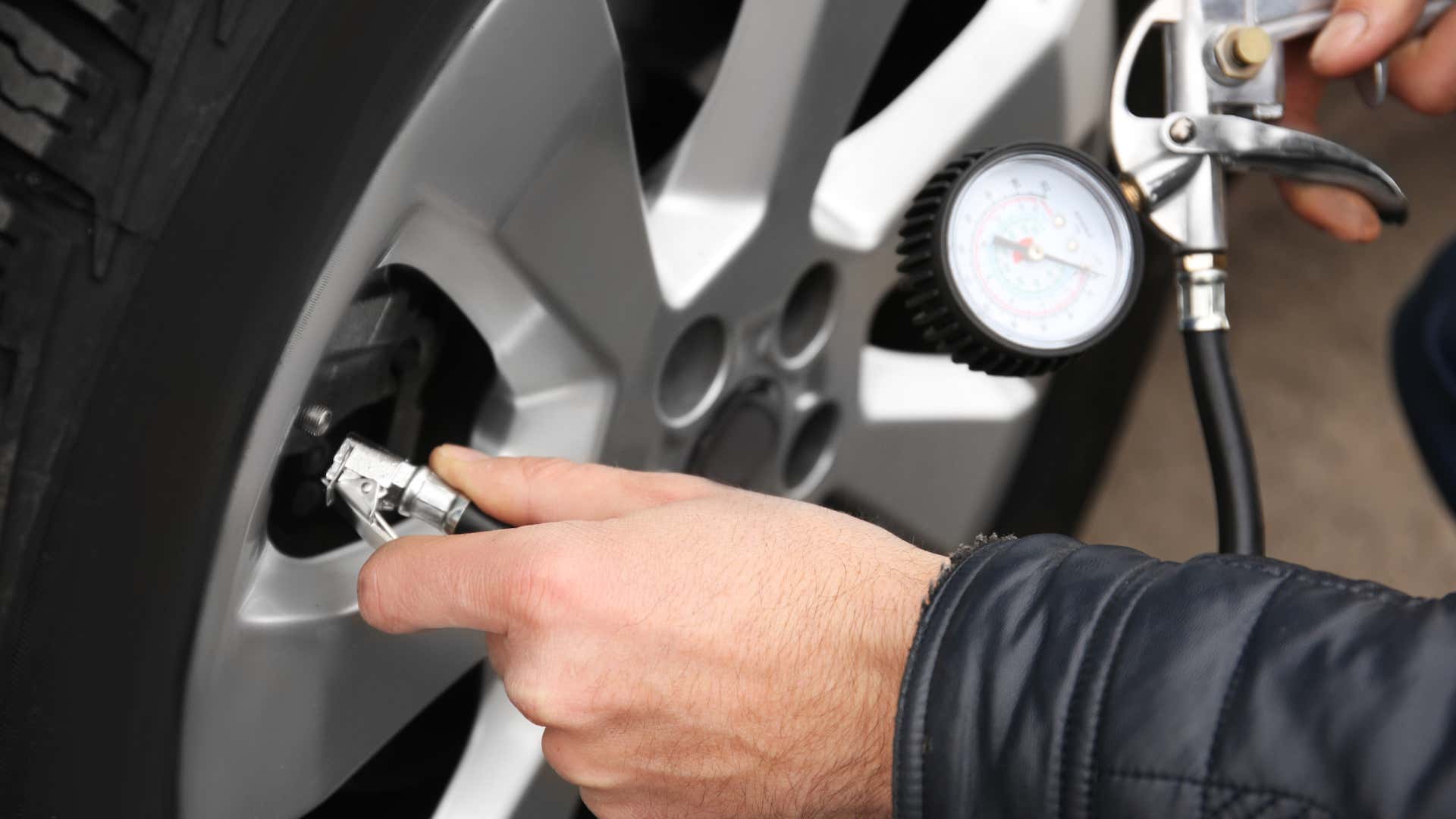 A TPMS light means it's time to check your tires. TPMS光意味着需要检查轮胎的时候了。