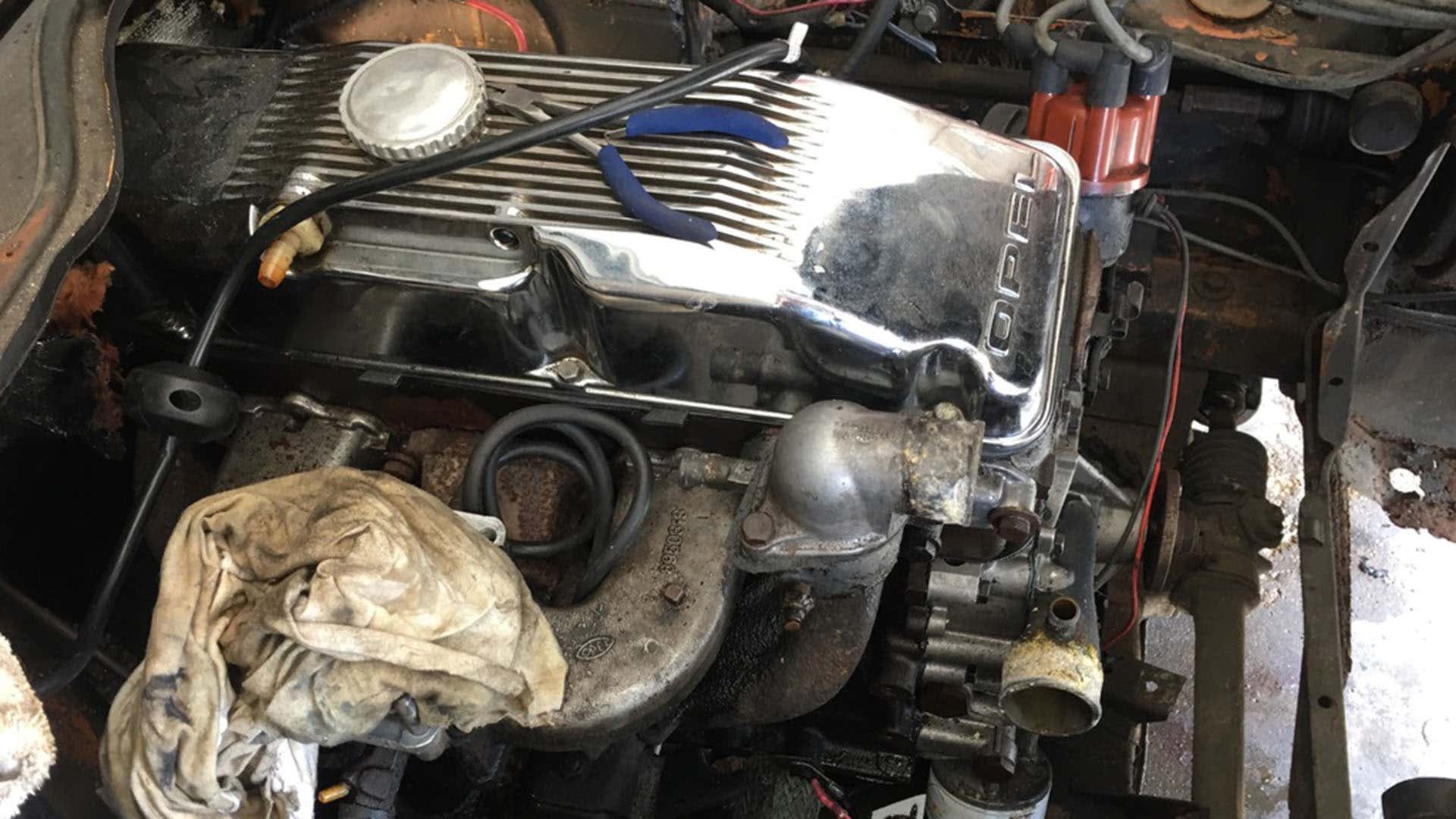 An engine from an Opel GT. 来自欧宝GT的发动机。