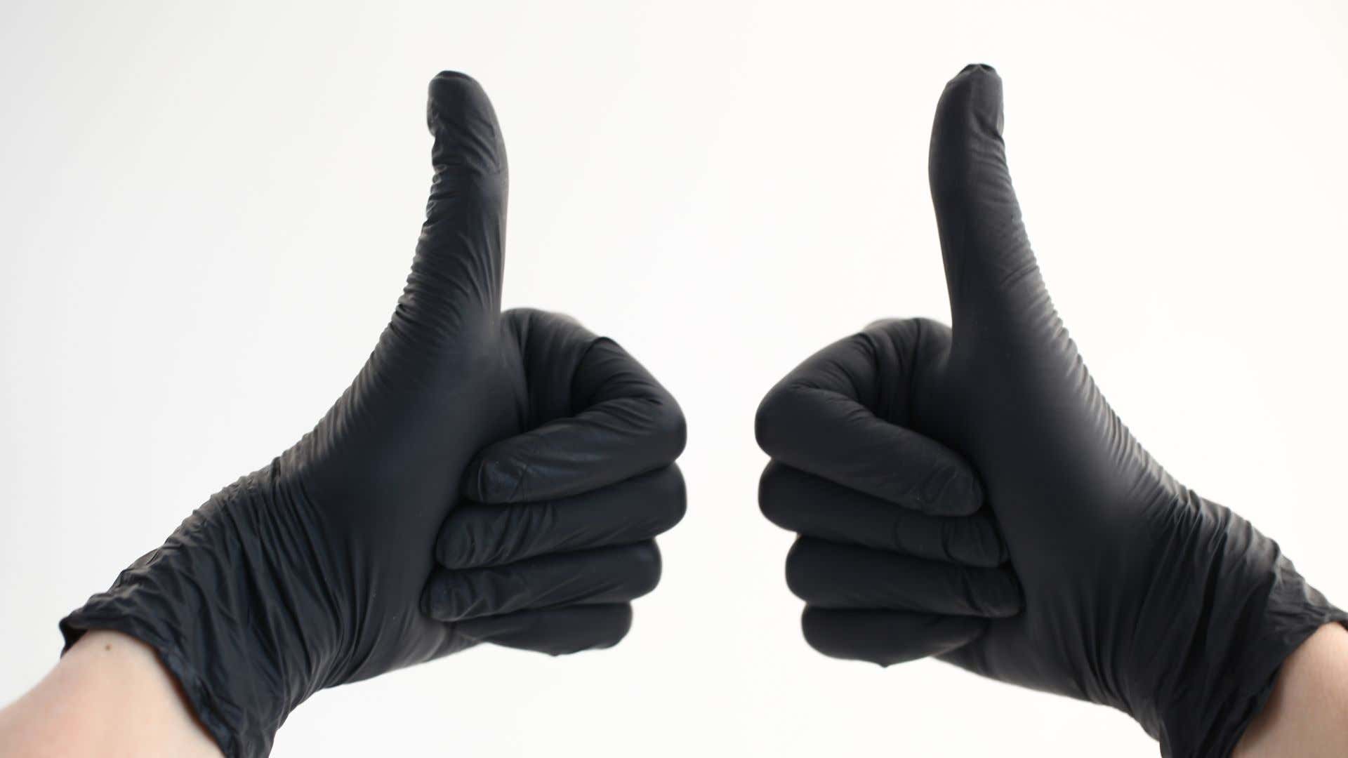 Thumbs up. 竖起大拇指。