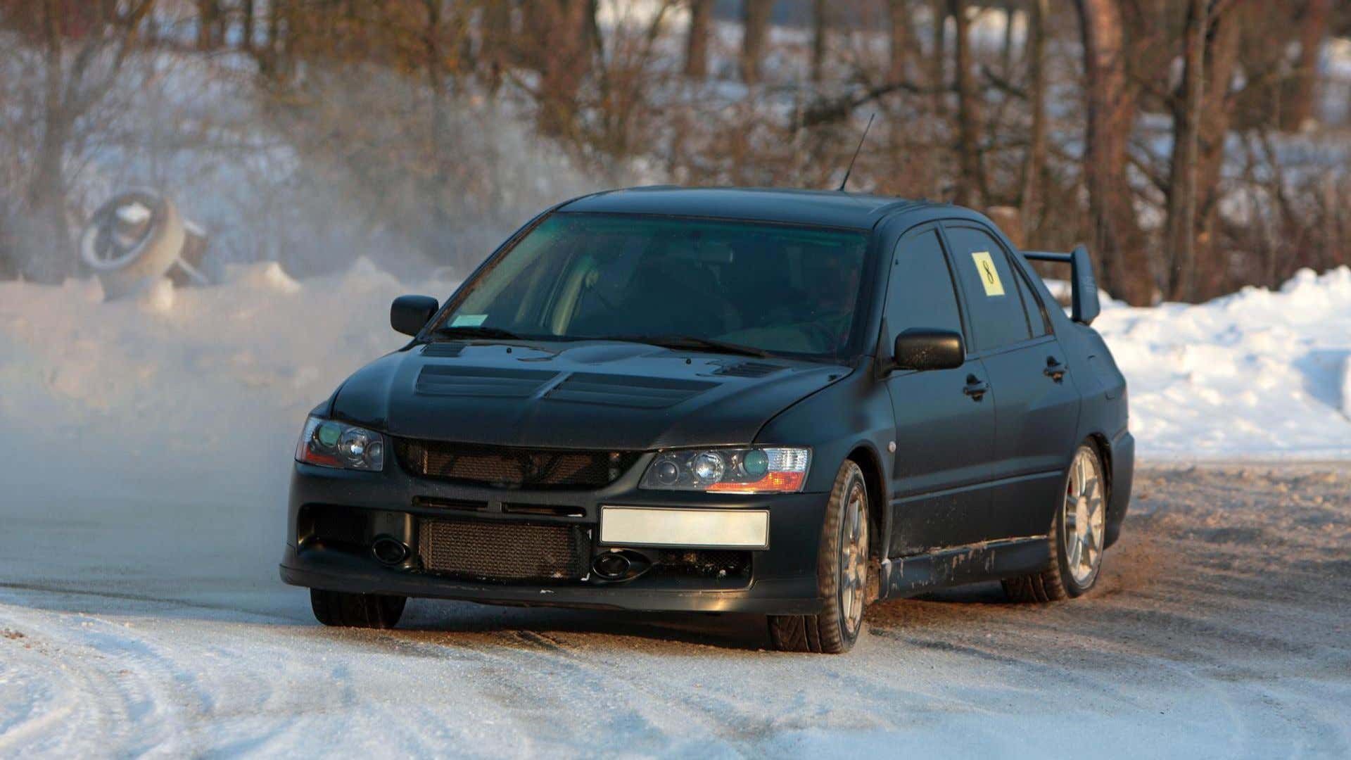 A Mitsubishi Evo encounters a slippery situation and goes full WRC! 一辆三菱Evo遇到滑的情况,并去全WRC!