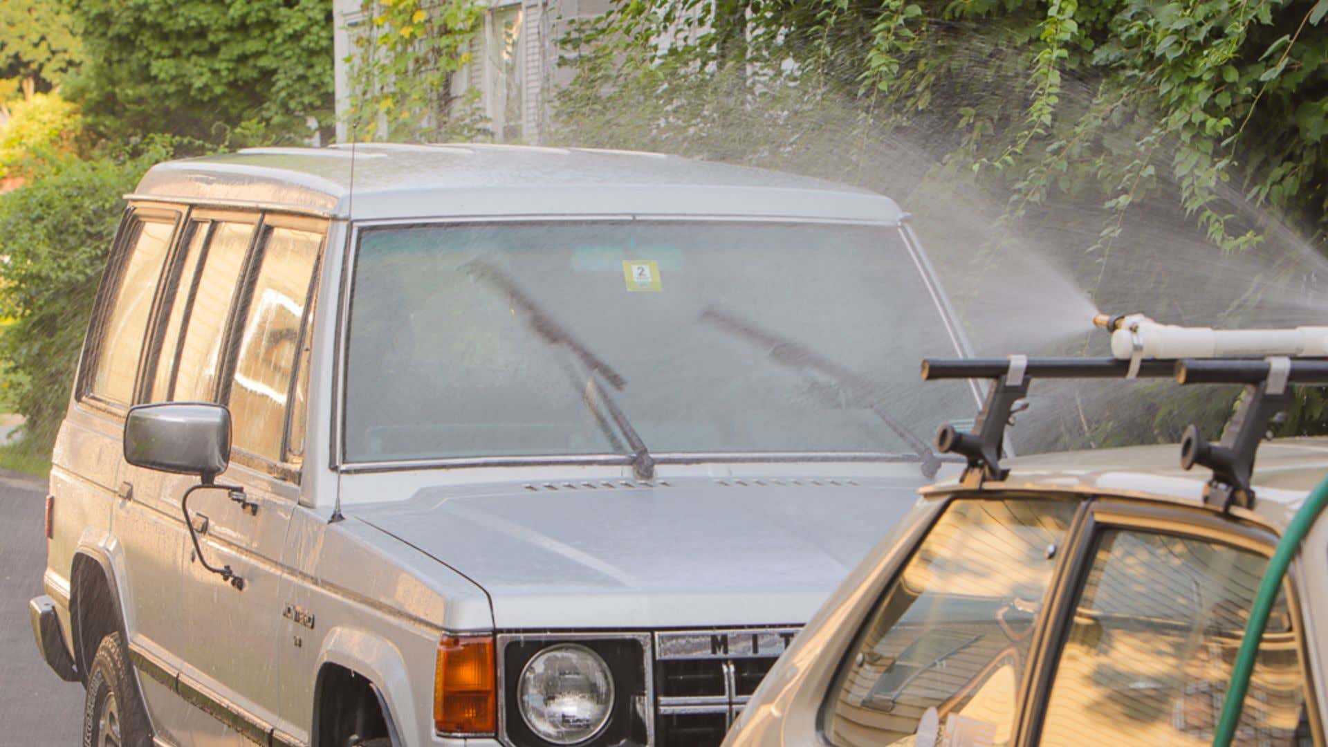 The wipers attempting to keep up with our rig. 雨刷试图跟上我们的装备。
