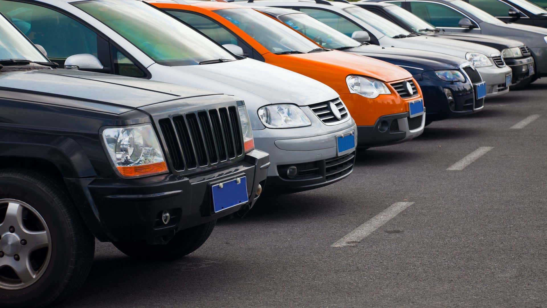A line of old cars. 一排旧车。