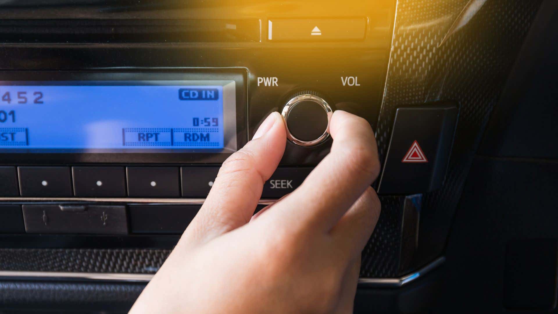 A volume knob on a car stereo. 汽车音响上的音量旋钮。