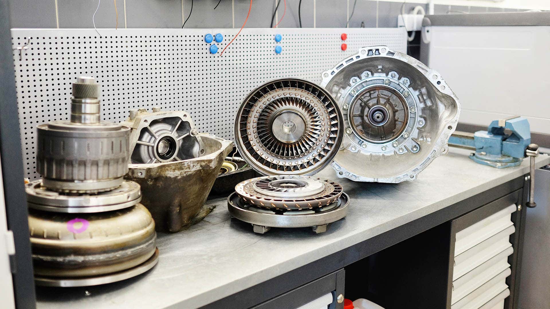 An automatic transmission taken apart to show the inside of a torque converter. 拆下的自动变速器,以显示变矩器的内部。