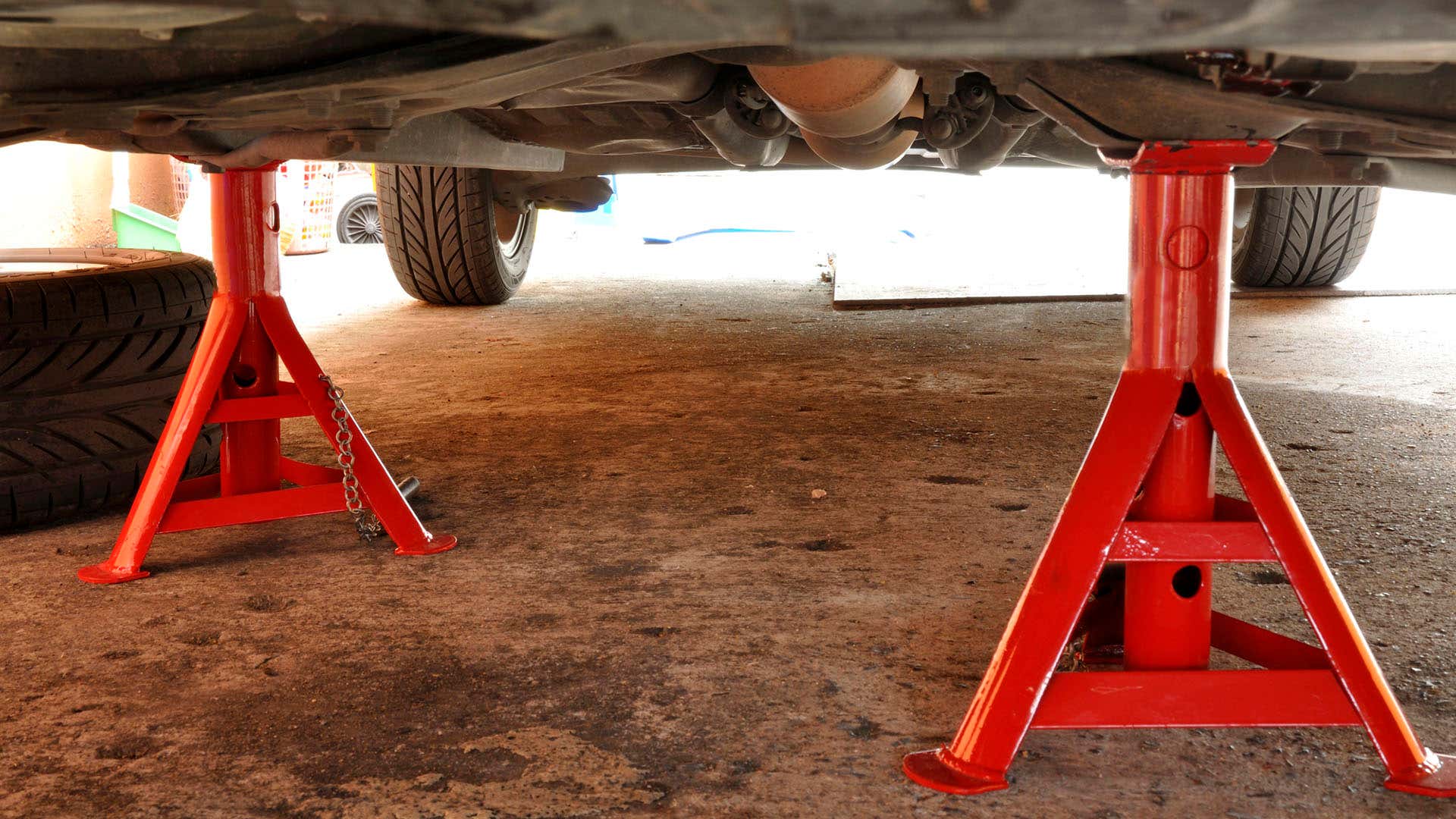 Jack stands protect you from potential harm. 杰克站在那里保护你免受潜在的伤害。
