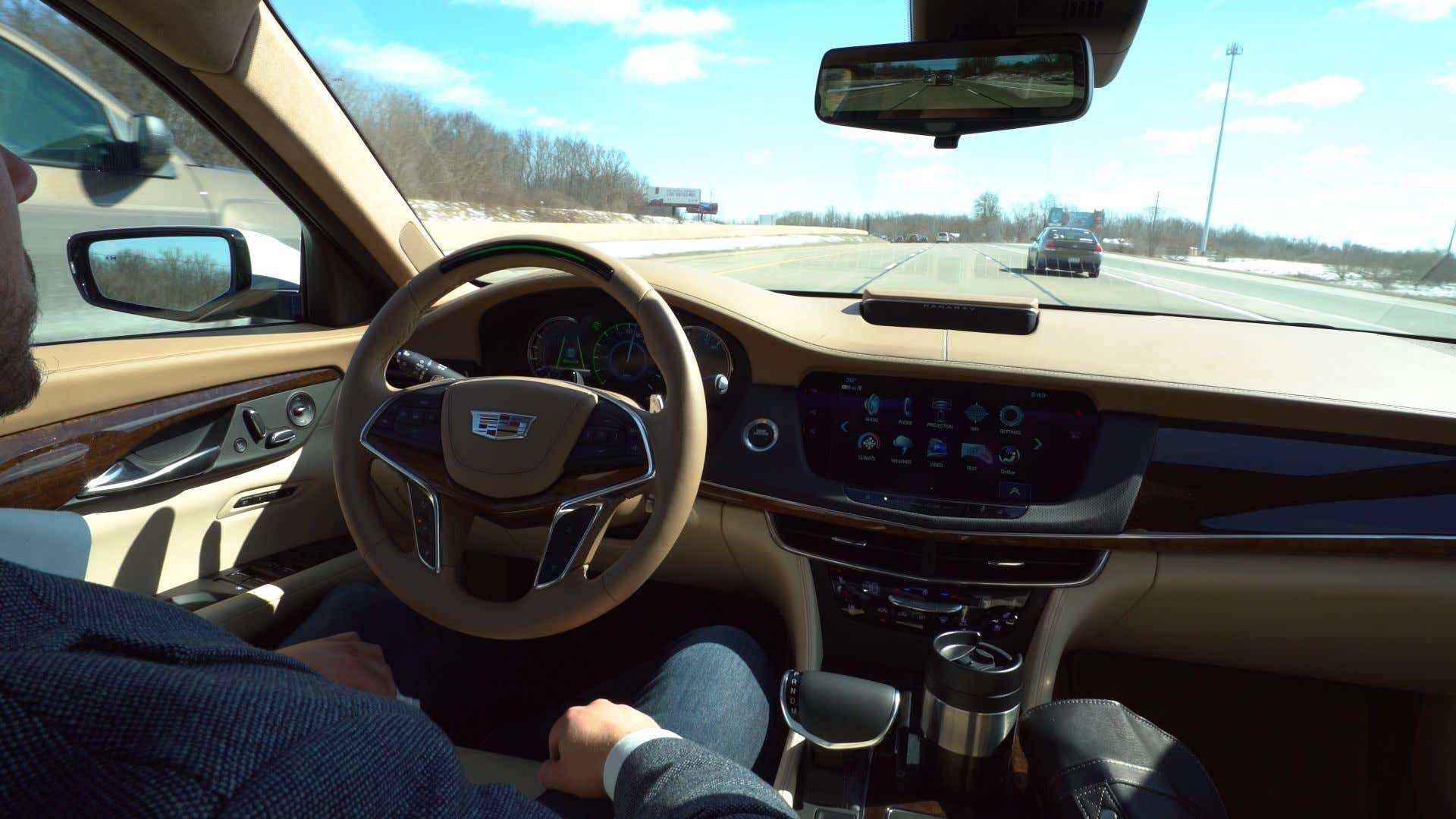 Cadillac's debuting its Super Cruise technology. 凯迪拉克推出了超级巡航技术。