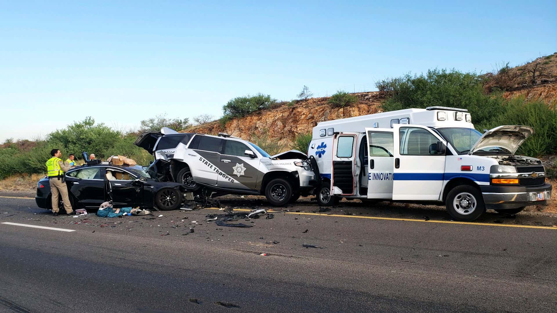 A Tesla on Autopilot crashes into a state trooper and ambulance. 一辆特斯拉自动驾驶汽车撞上了一名州警和救护车。