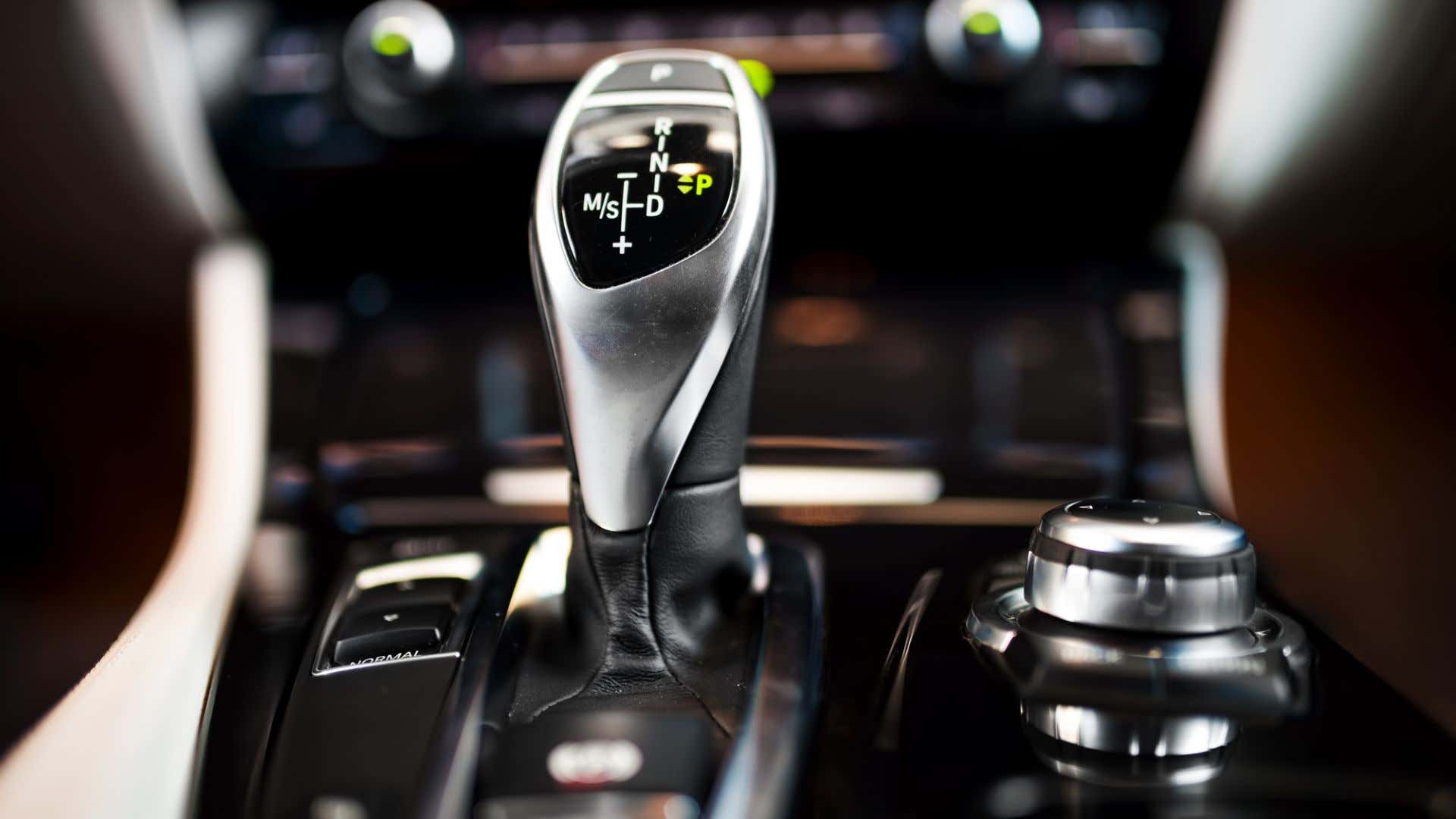 An automatic transmission. 自动变速器。