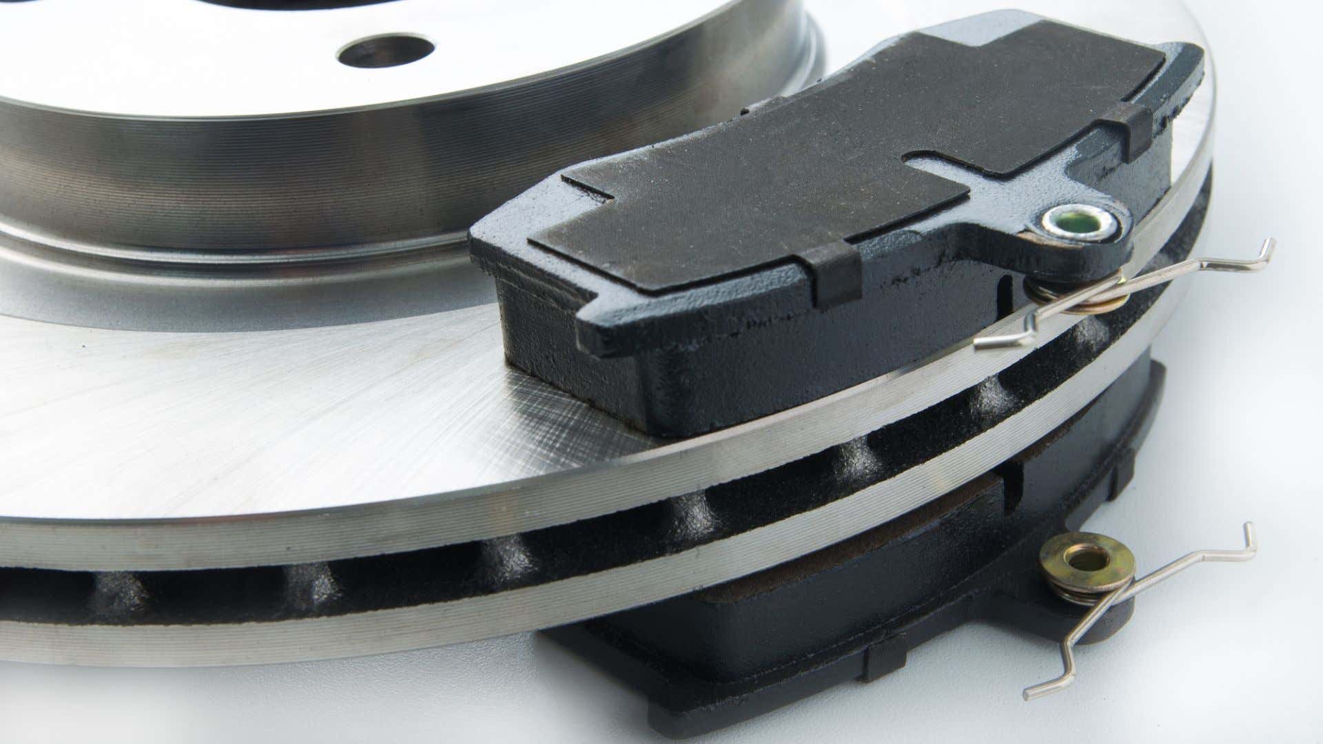 Brake pads on rotors. 刹车片上的转子。