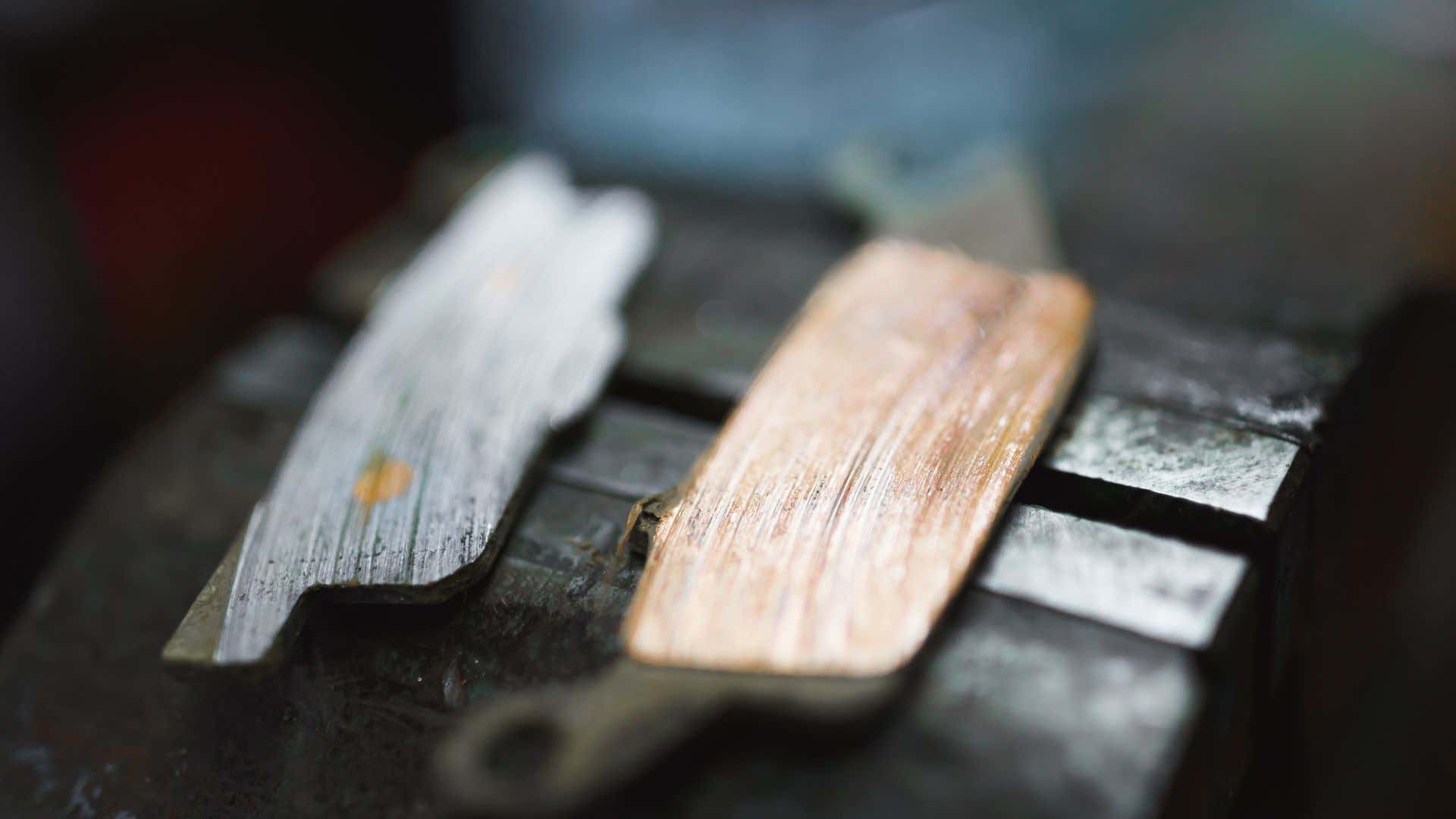 Worn brake pads. 磨损的刹车片。