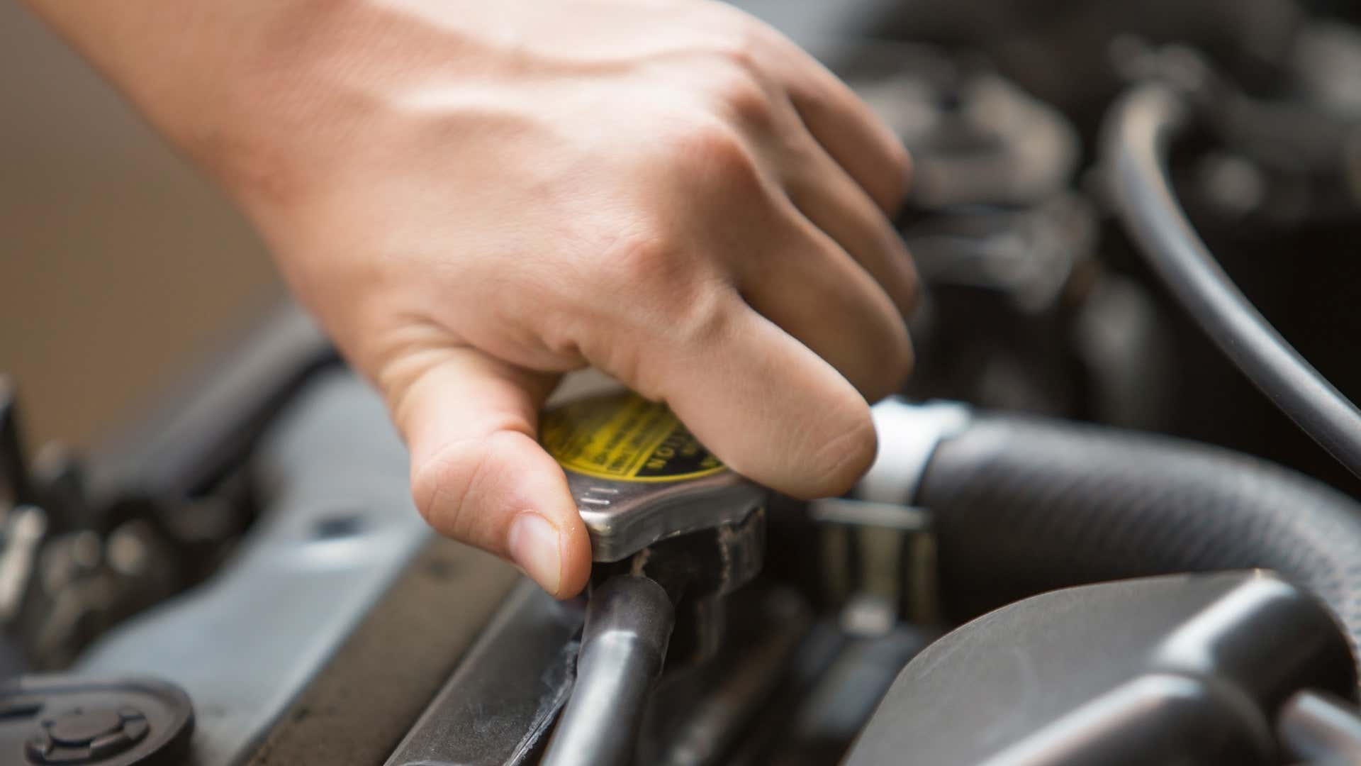 Never grab a hot radiator cap. 永远不要抓住热的散热器盖。