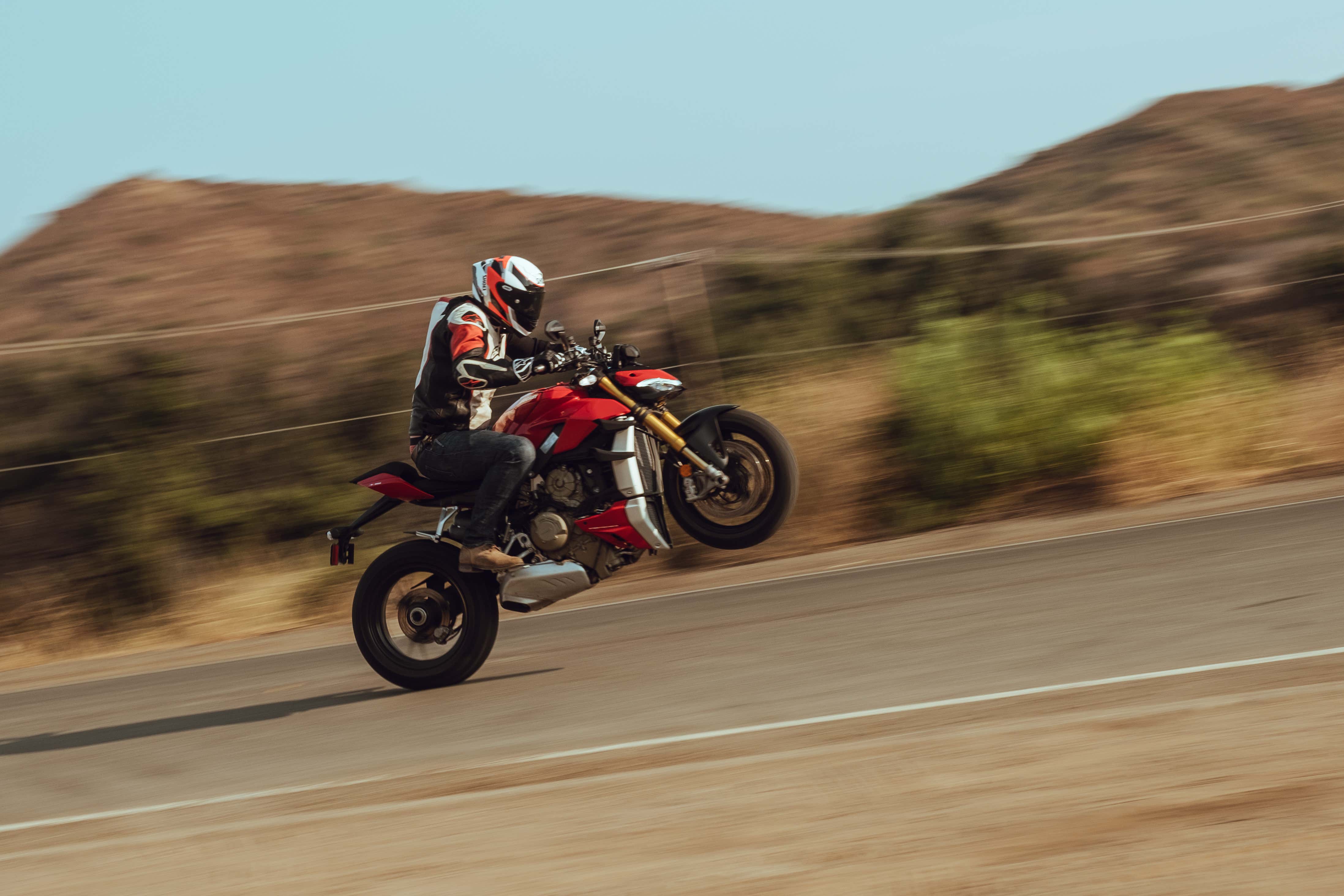 A Ducati Streetfighter V4S wheeliing. 杜卡迪街头斗士V4S轮转。
