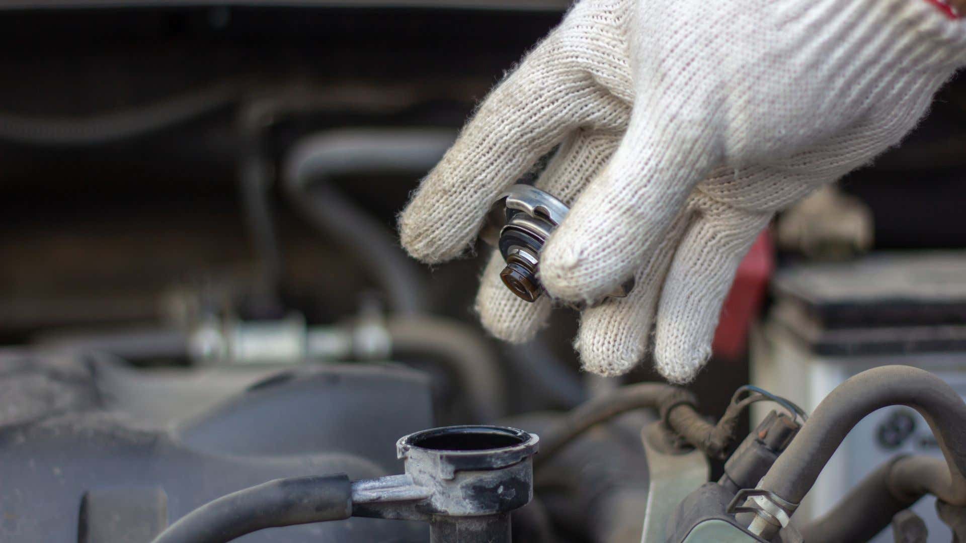 Removing the radiator cap. 拆下散热器盖。