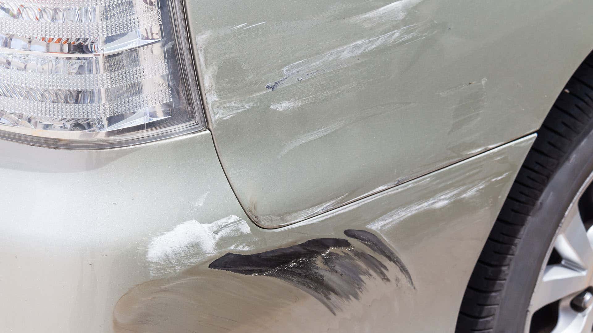 Dark paint transfer soils an off-white car. 深色油漆会把车弄脏。