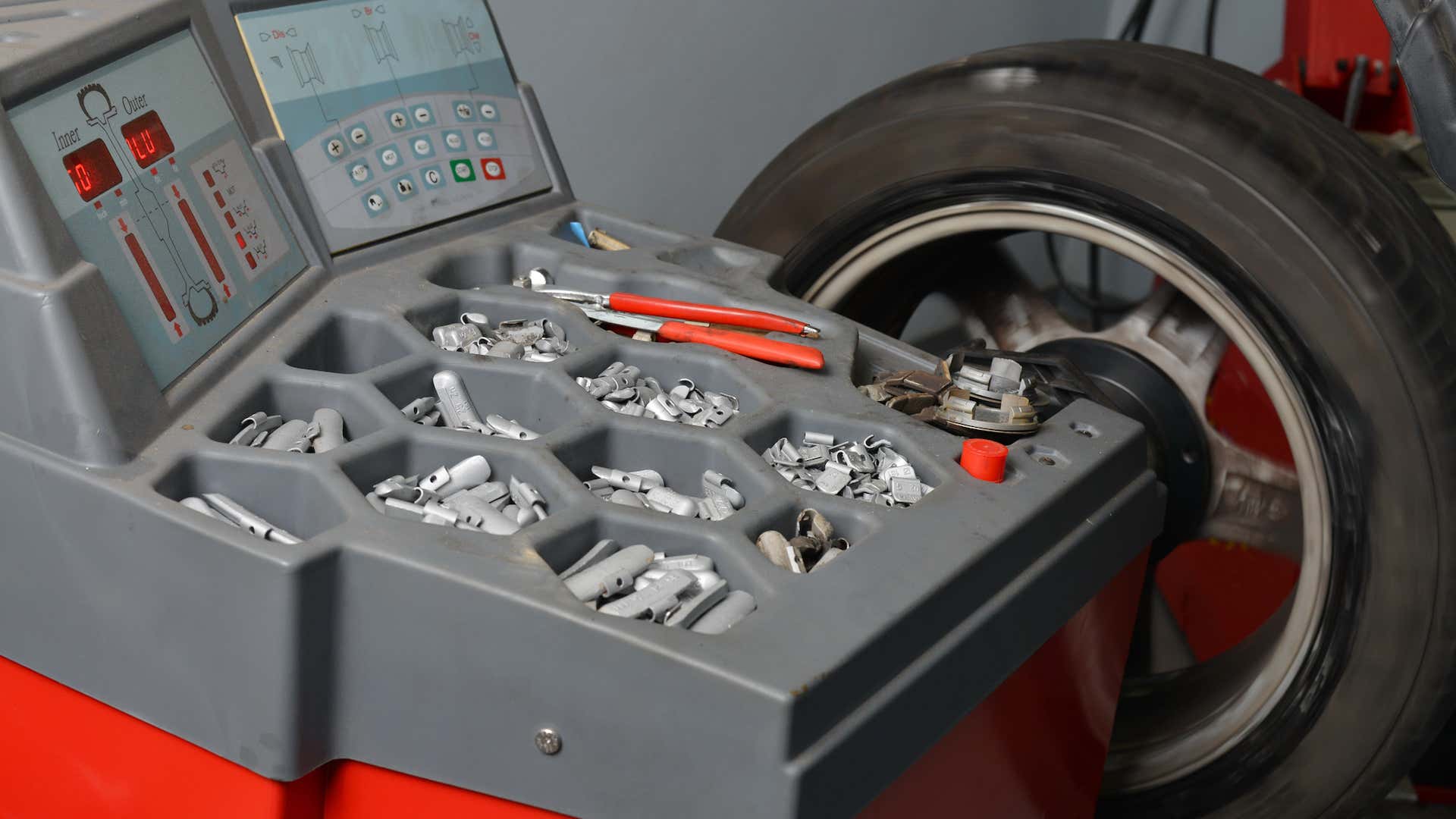 A pro can have your tire and wheel balanced in no time. 专业人士可以让你的轮胎和车轮在任何时间平衡。