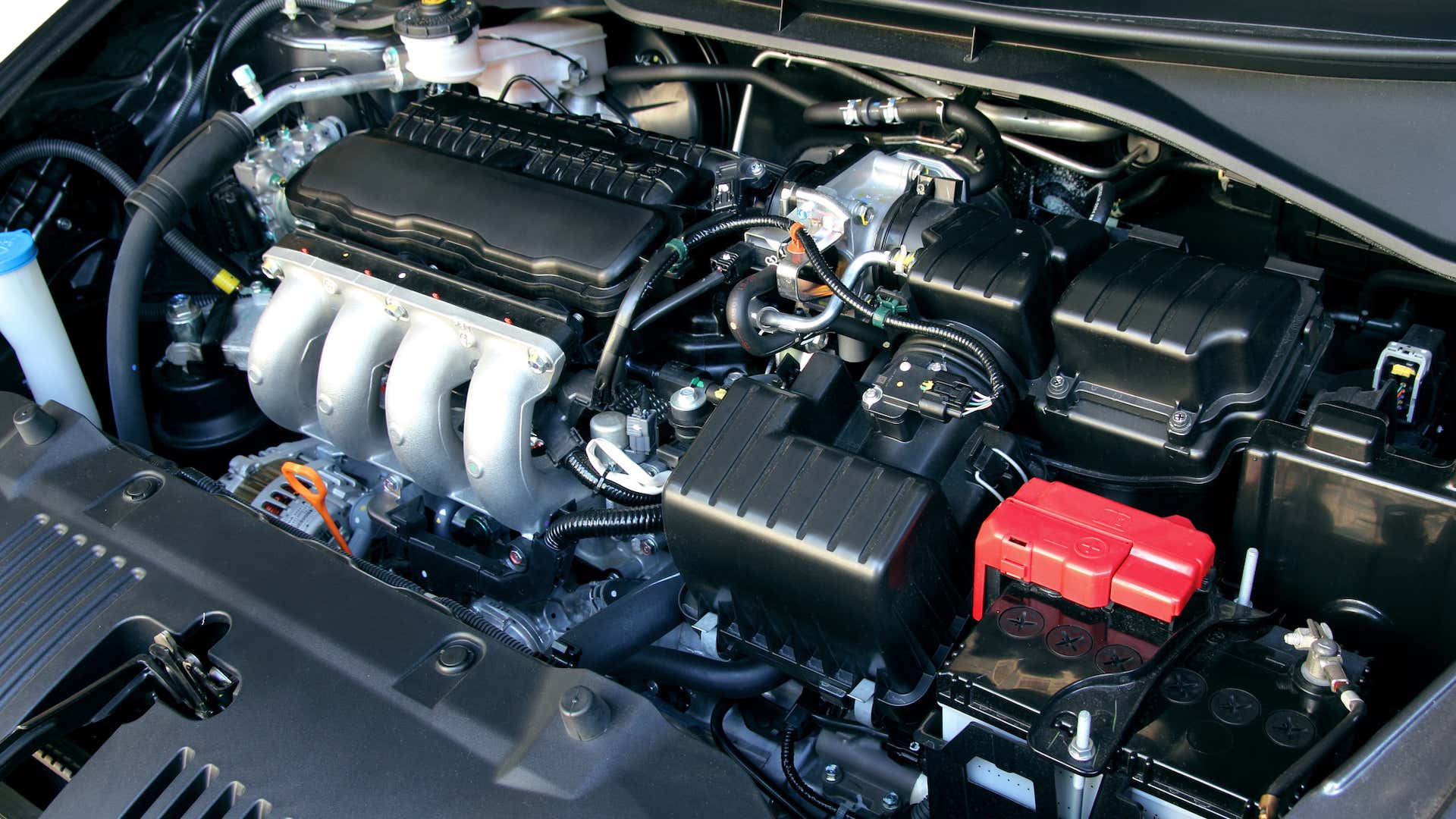 Spend some time familiarizing yourself with your car's engine bay. 花些时间熟悉一下你的汽车的引擎舱。