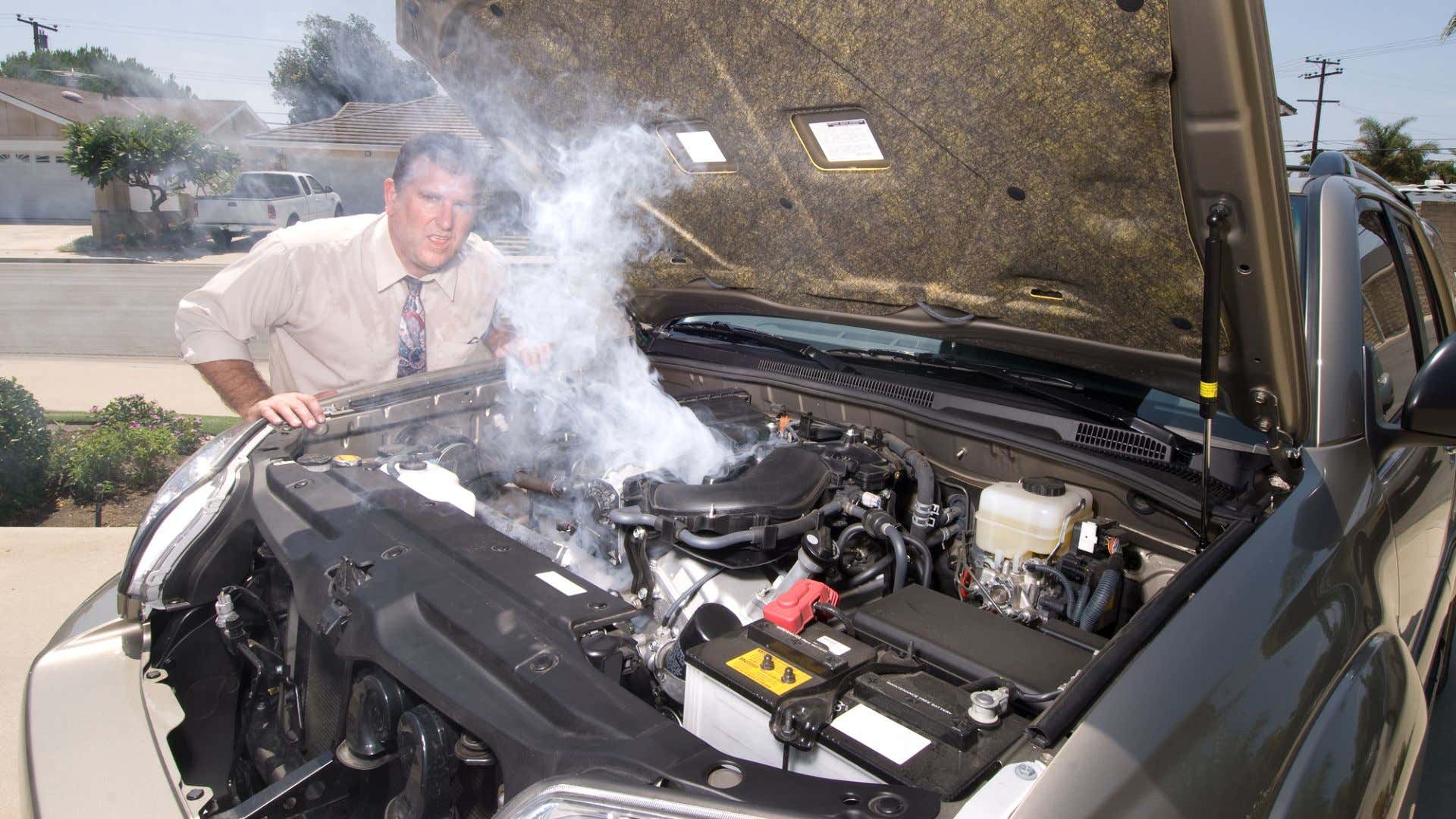 An engine overheating. 发动机过热。