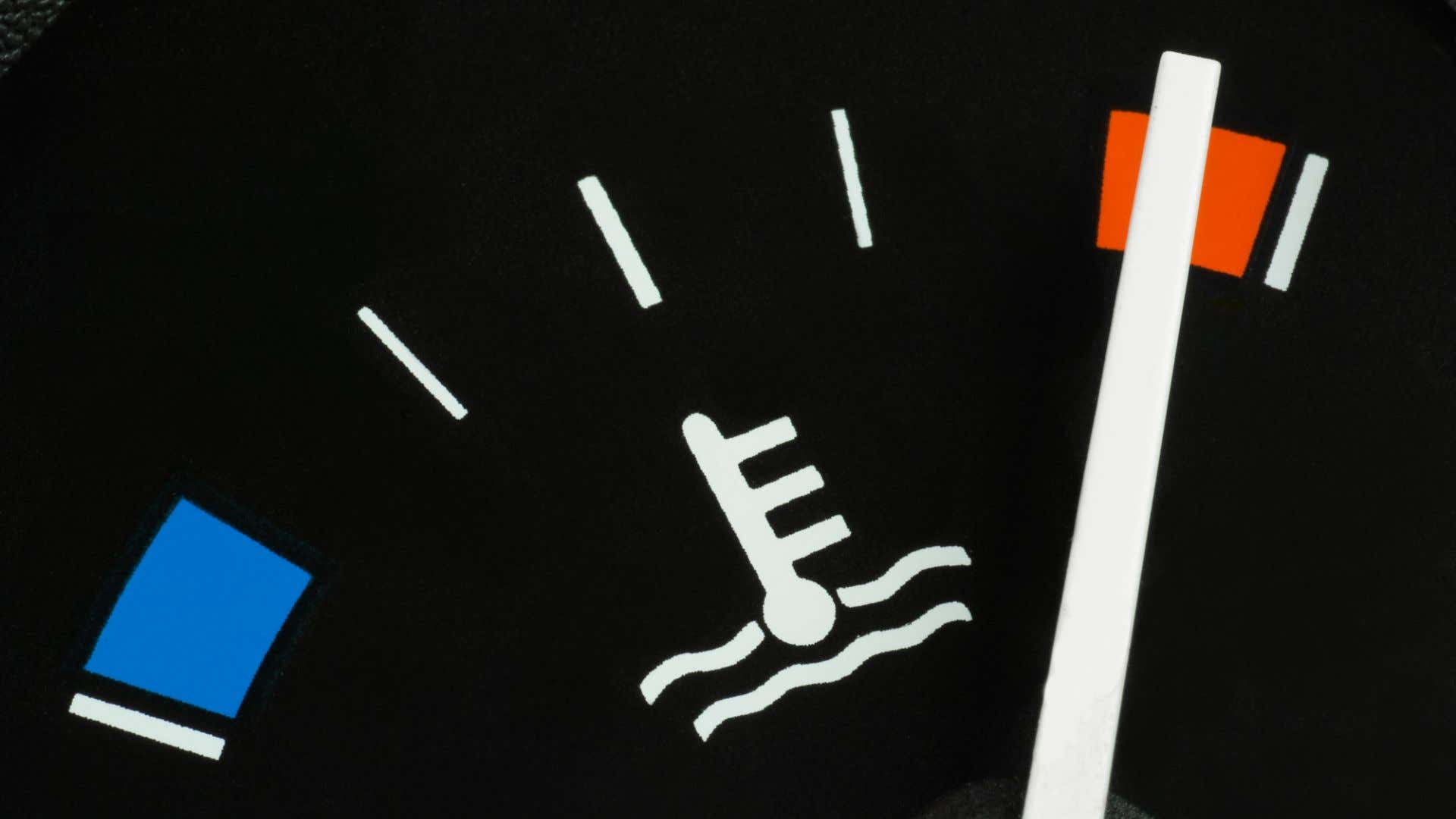 Reaching into that engine temp redline. 到达该发动机临时红线。