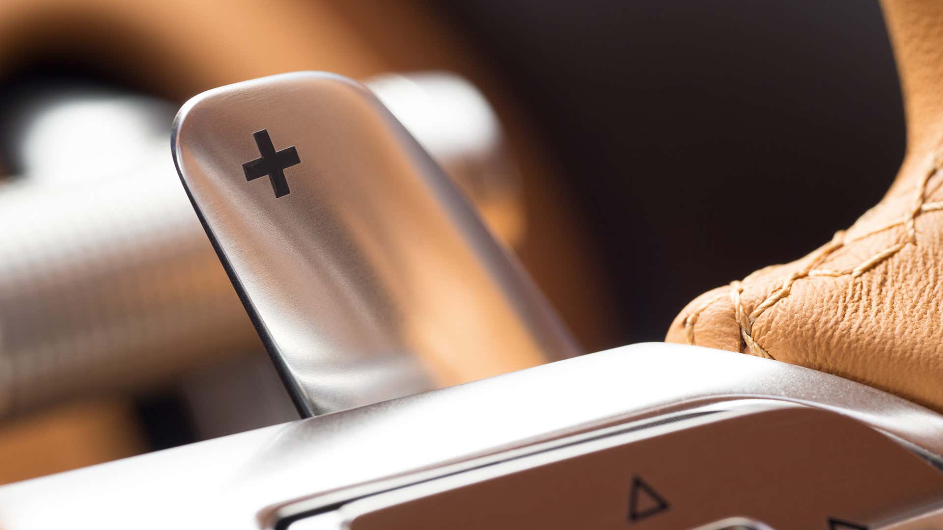A metal paddle shifter in a Bugatti Chiron. 布加迪凯龙中的金属拨杆换档器。