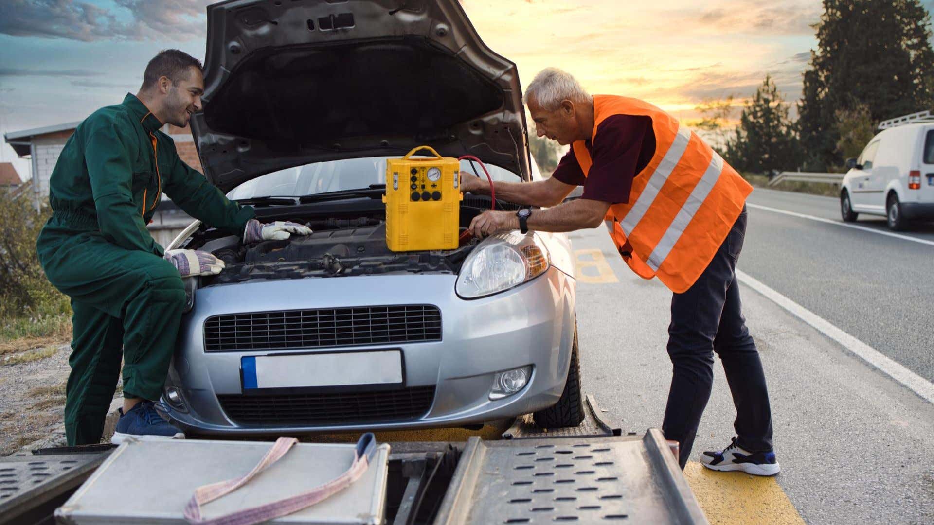 Jump starting a car. 跳上车。