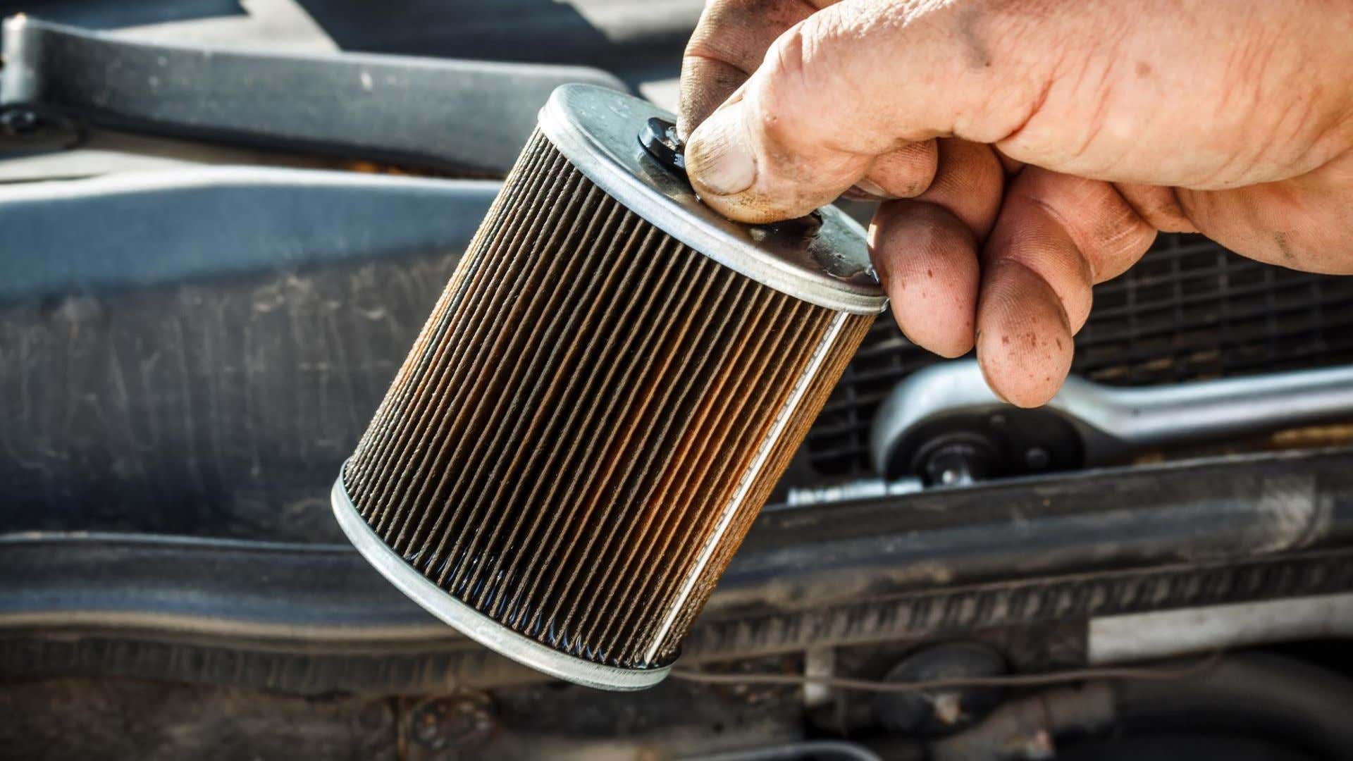 An old fuel filter. 旧燃油过滤器。
