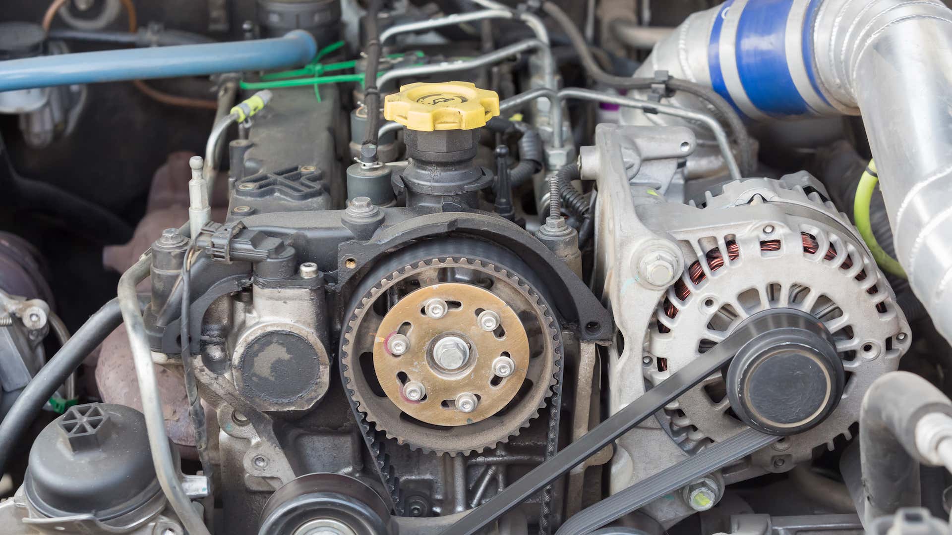 Timing belts are an important part of all sorts of engines. 同步带是各种发动机的重要组成部分。