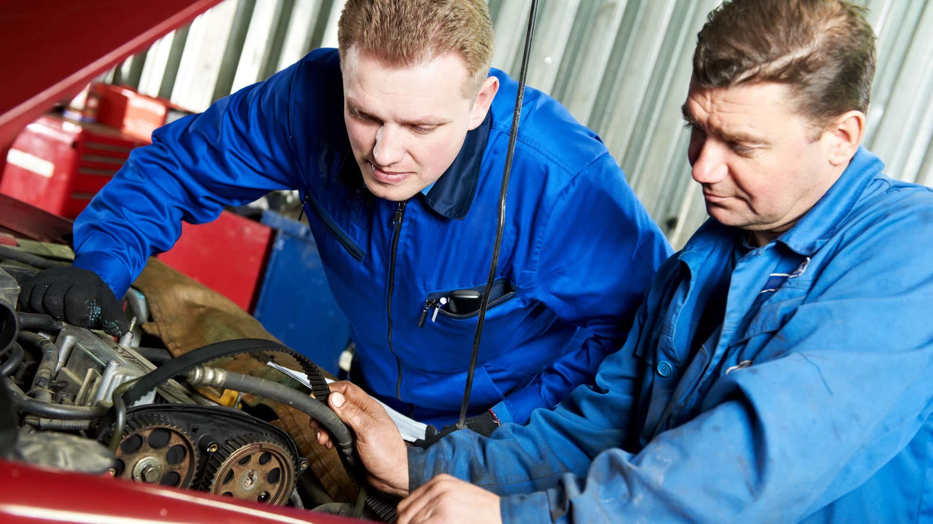 A broken timing belt can result in serious maintenance bills. 正时带断裂会导致严重的维修费用。