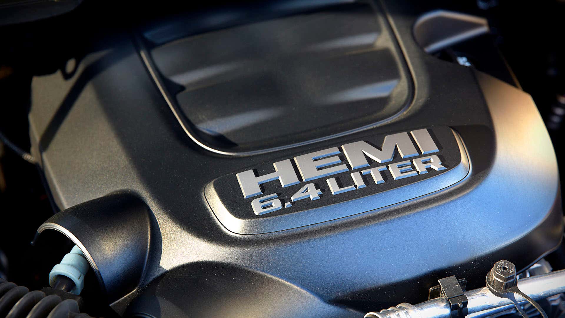 A 6.4-liter Hemi engine bay. 一个6.4升的半发动机舱。