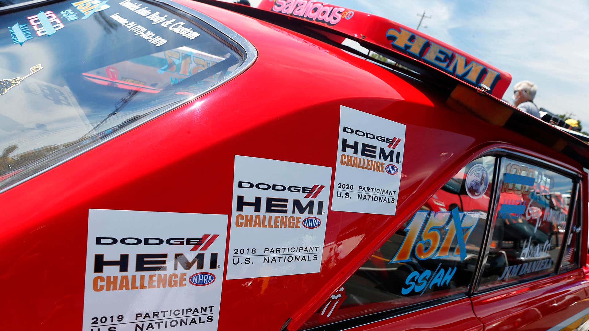 A Hemi drag racer. 一辆半拖车赛车。