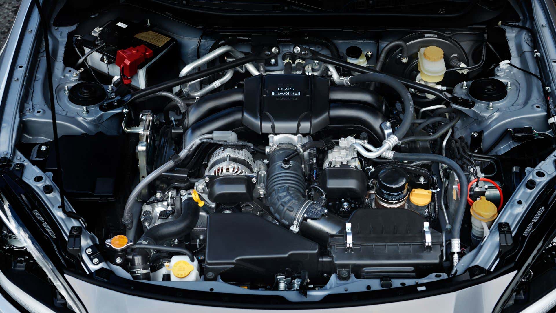 An overhead view shows the 2022 Subaru BRZ's boxer engine bay. 顶部视图显示了2022个Subaru BRZ的拳击手机托架。