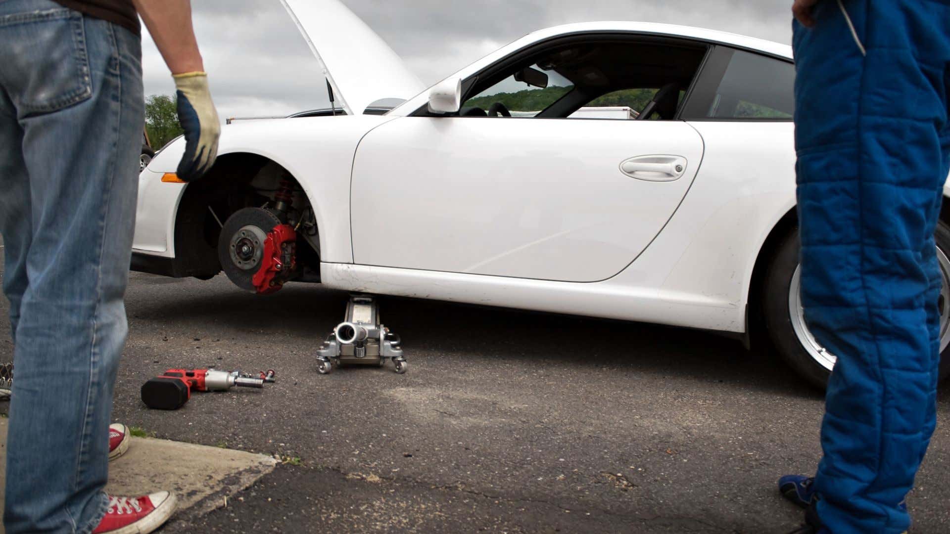 A Porsche's slotted, cross-drilled rotor is exposed. 露出保时捷的开槽,交叉钻孔转子。