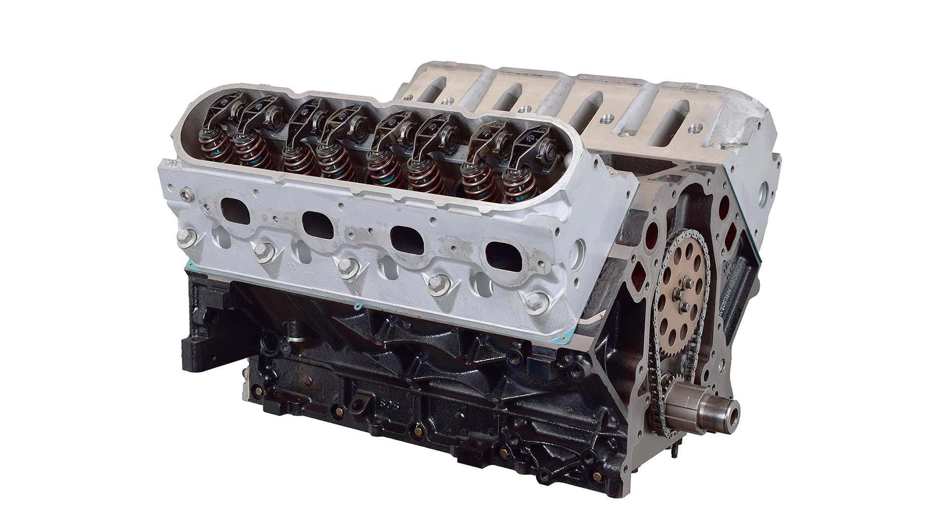 A blank engine block sits against a white background. 空白的引擎块坐反对白色背景。