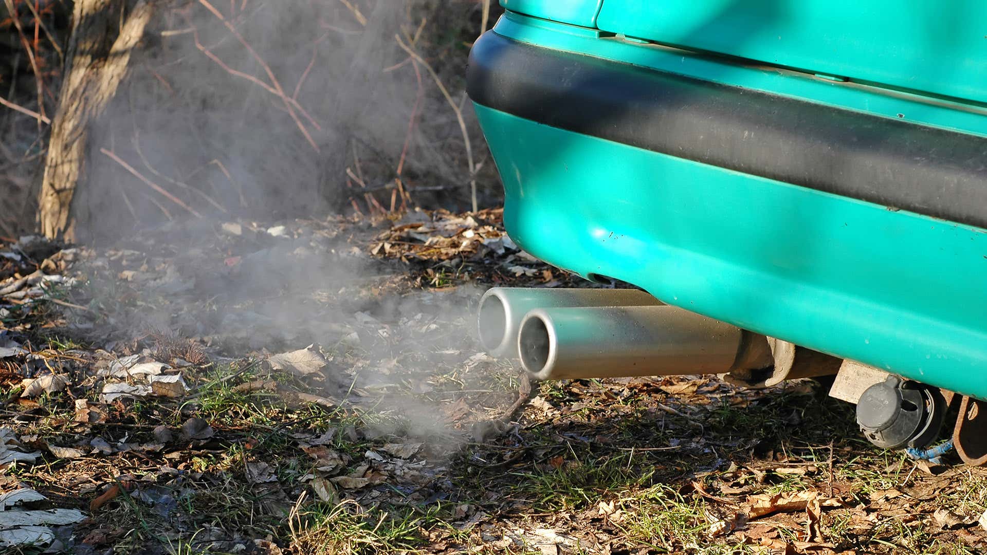 An exhaust tailpipe spews vapor on a cold day. 在寒冷的日子里,排气管喷出蒸汽。