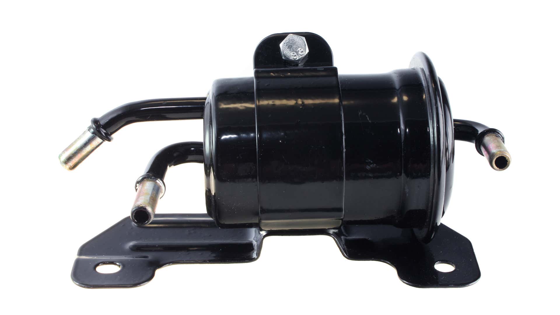 A black fuel filter sits inside a holding bracket over a white background. 黑燃料过滤器在白色背景的拿着托架里坐。