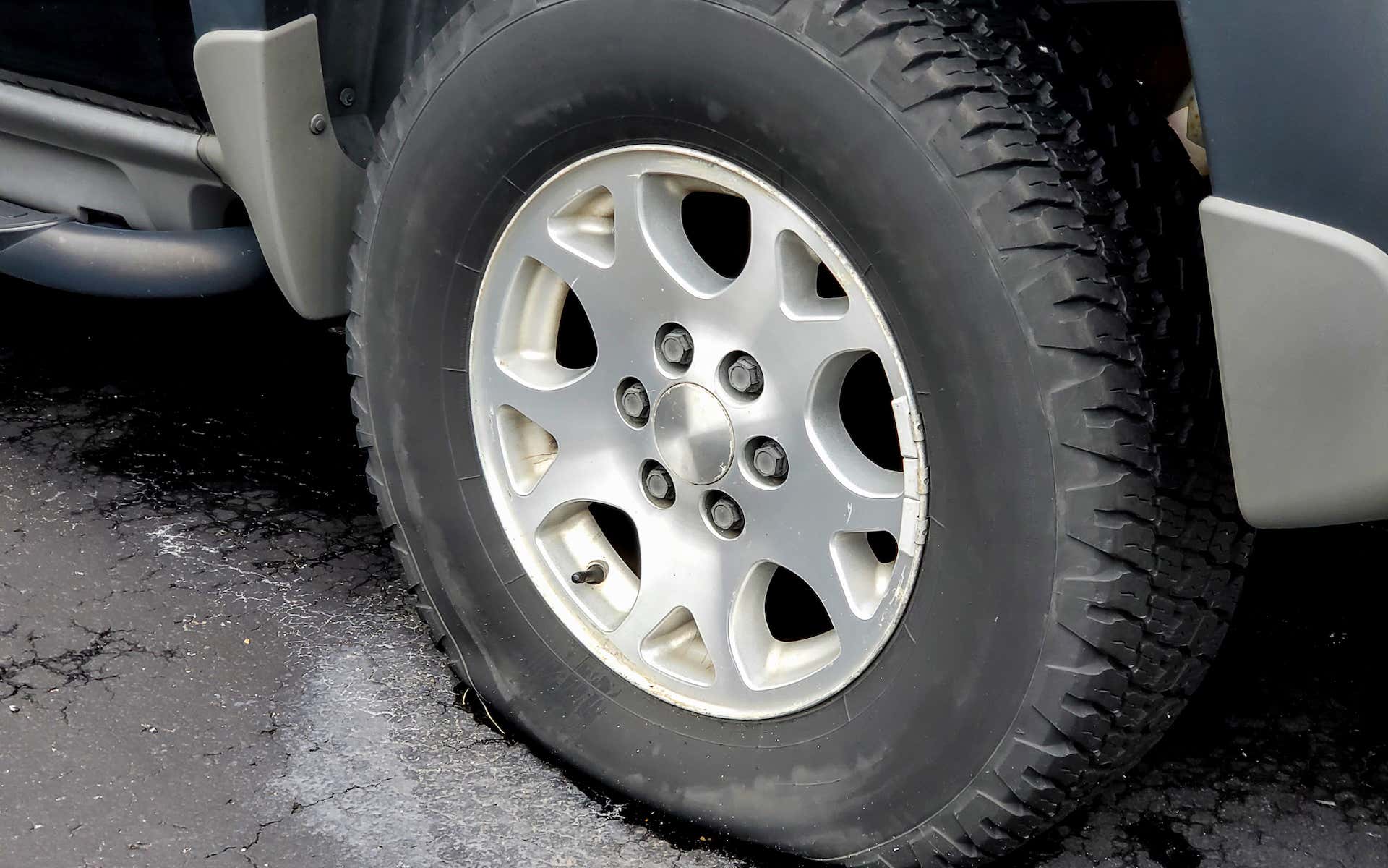 Tires might be part of your problem. 轮胎可能是你的问题之一。