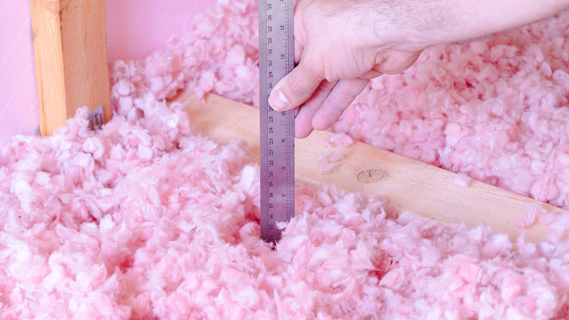 Pink free-form insulation is measured by a ruler. 粉红色的自由形式绝缘是用直尺测量的。